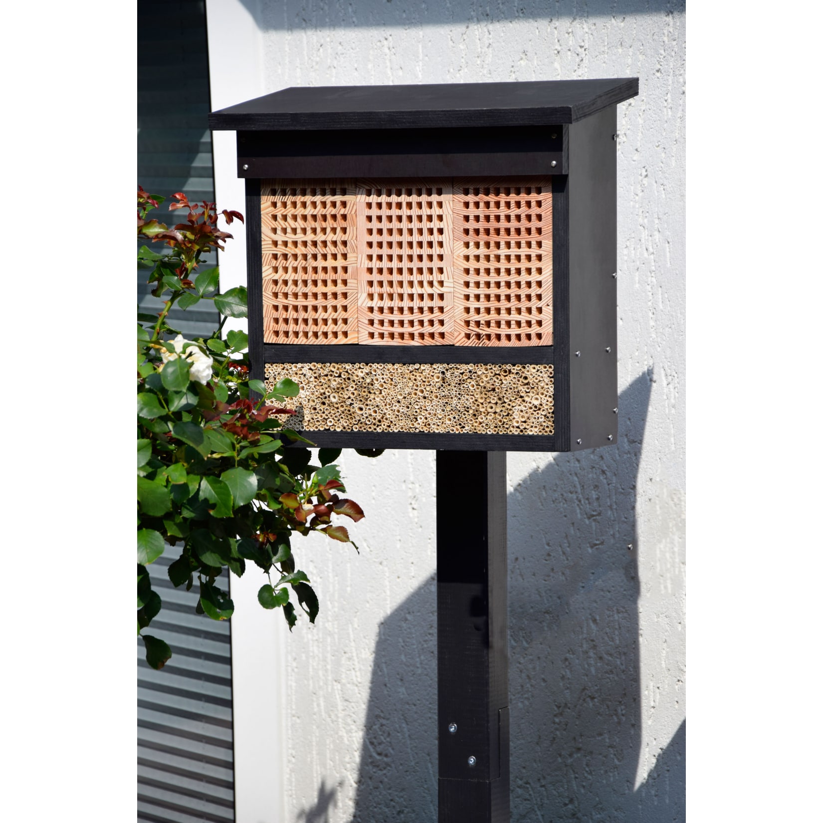 Dobar Profi-Insektenhotel, inkl. Pfahlst&auml;nder und 3 L&auml;rche-Nistbl&ouml;cken 