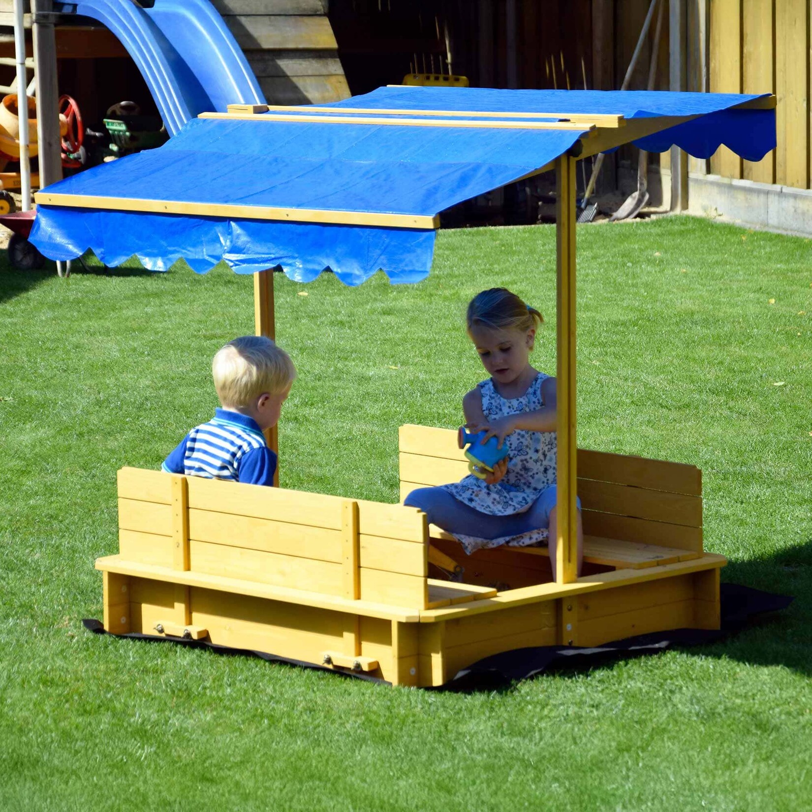 Dobar 94357FSC Sandkasten mit Sitzbänken, Bodenplane und Dach