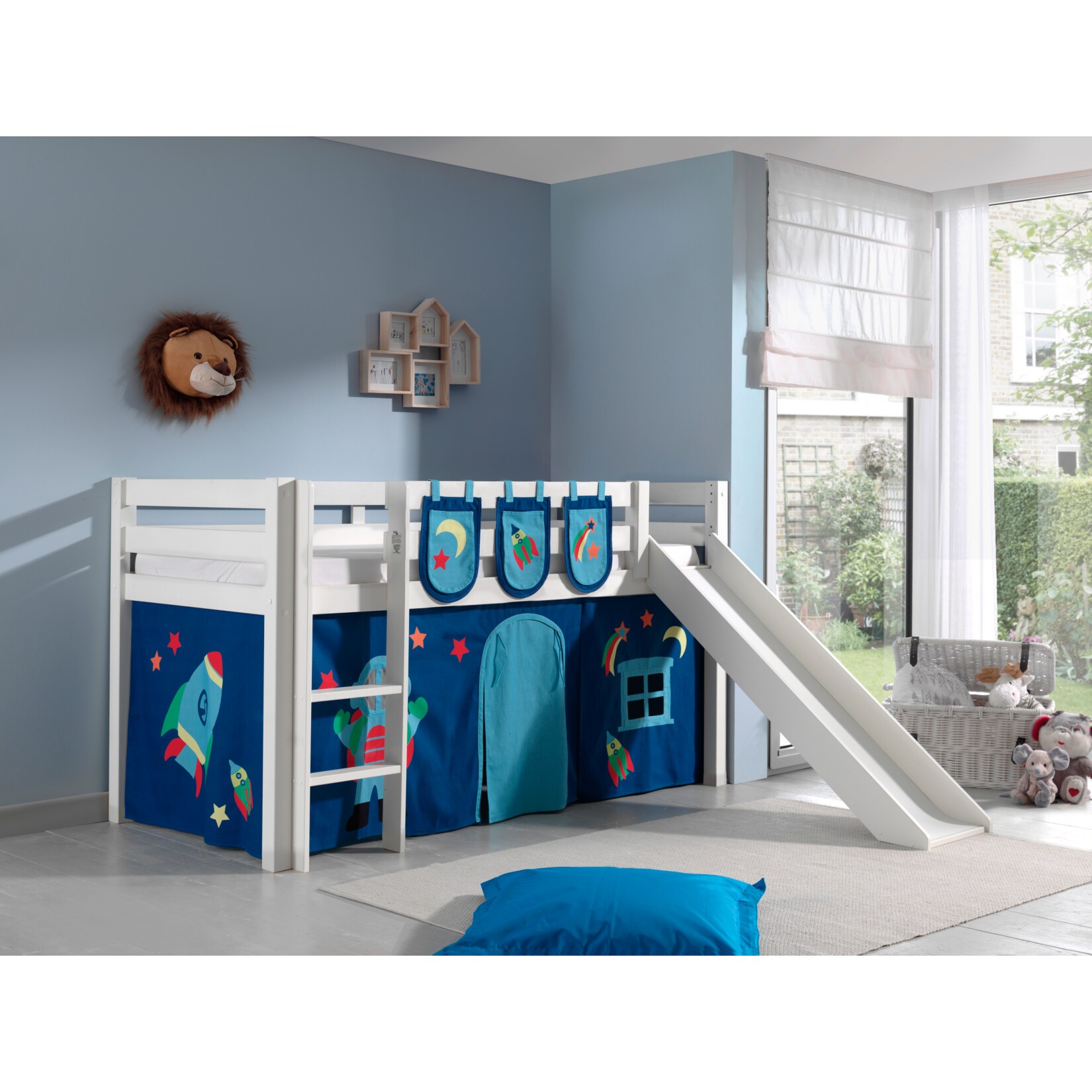 Vipack Spielbett Pino inkl. Rutsche, Kiefer massiv wei&szlig; mit Vorhang und 3 Taschen - Dessin Astro 
