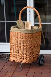 Dobar Praktischer Kaminholzwagen aus geschälter Weide mit stabilen Kunststoffrädern, ca. 44 x 40 x 93 cm 