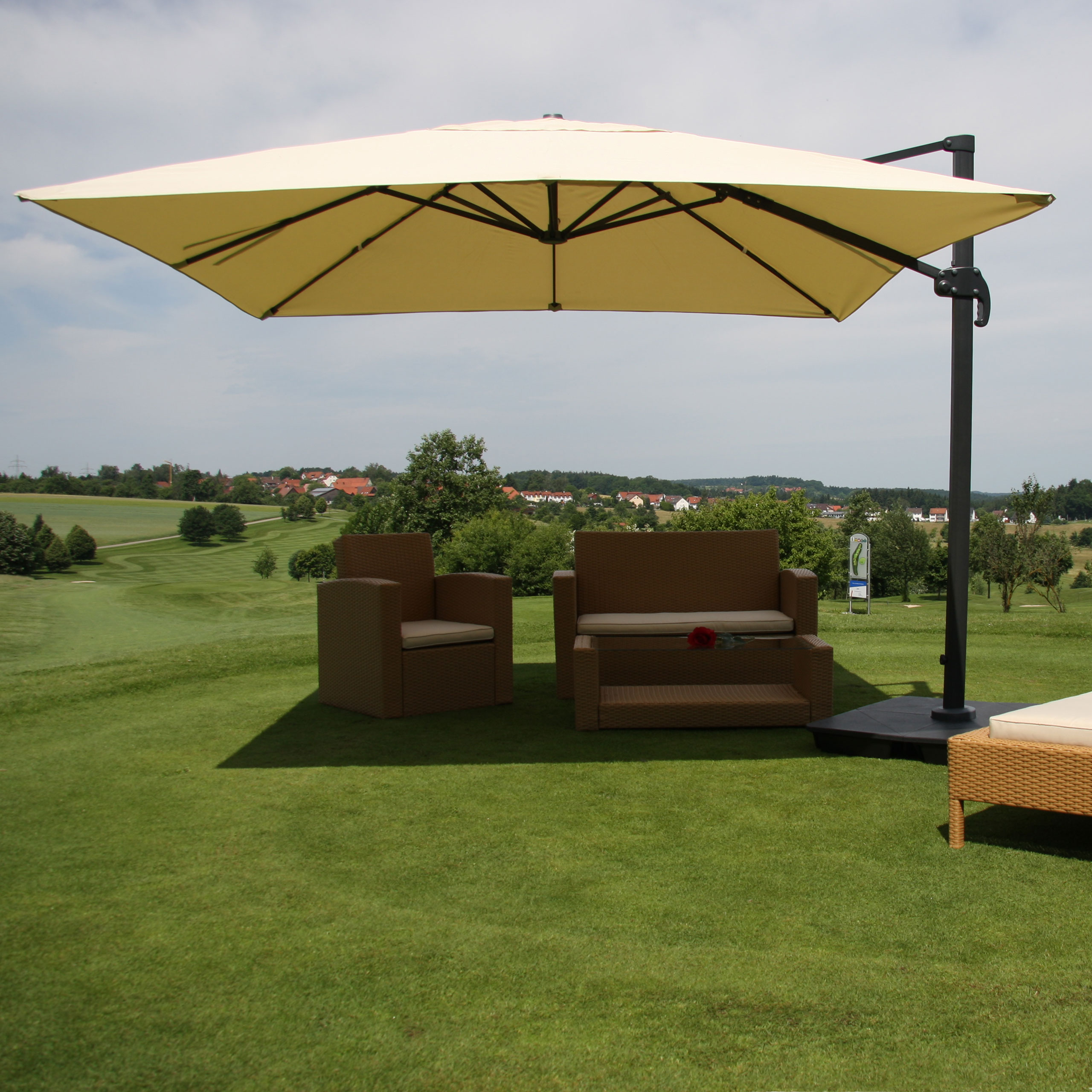 Gastronomie-Ampelschirm MCW-A96, Sonnenschirm 3x3m (&Oslash;4,24m) Polyester Alu/Stahl 23kg ~ creme mit St&auml;nder, drehbar 