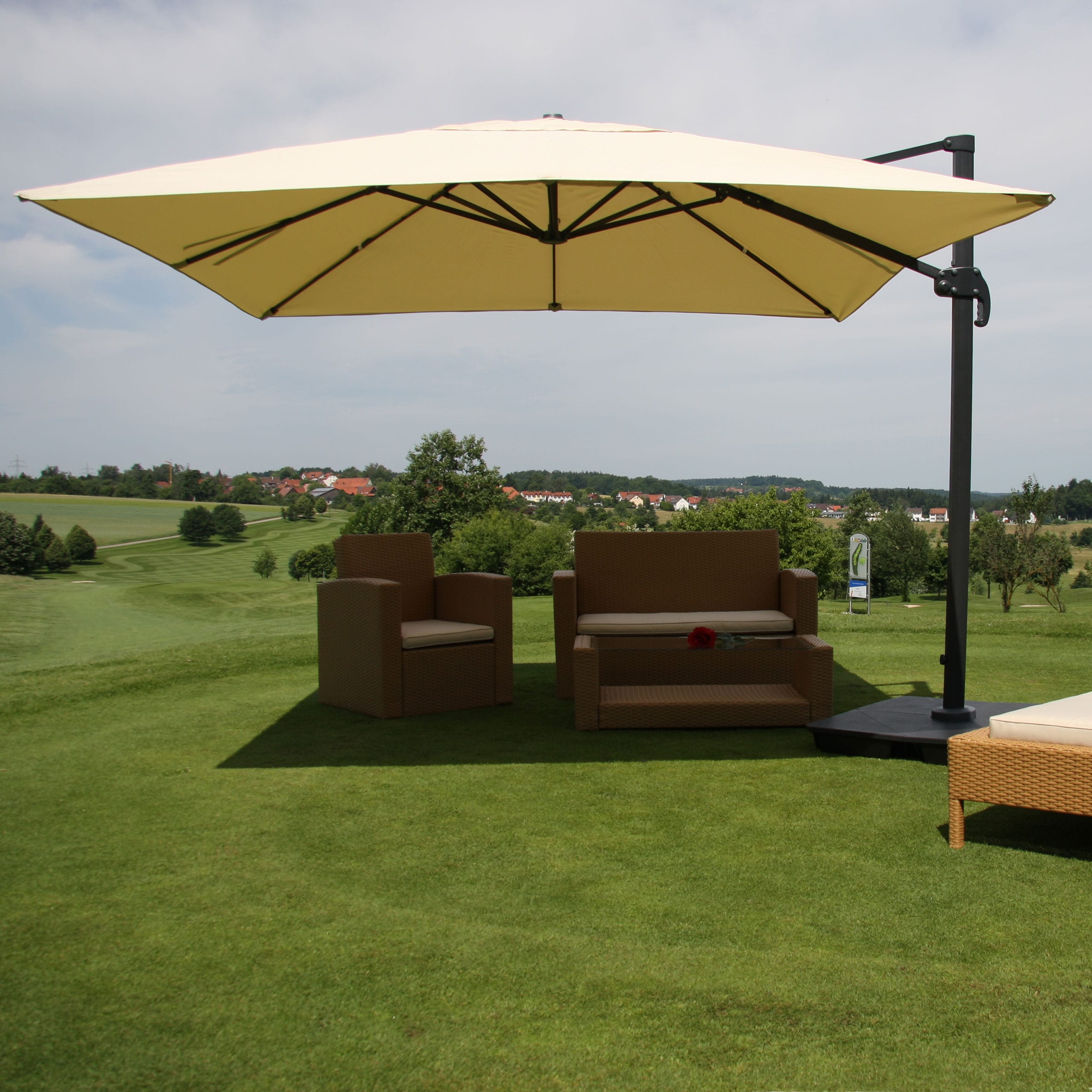 Gastronomie-Ampelschirm MCW-A96, Sonnenschirm 3x3m (&Oslash;4,24m) Polyester Alu/Stahl 23kg ~ creme mit St&auml;nder 