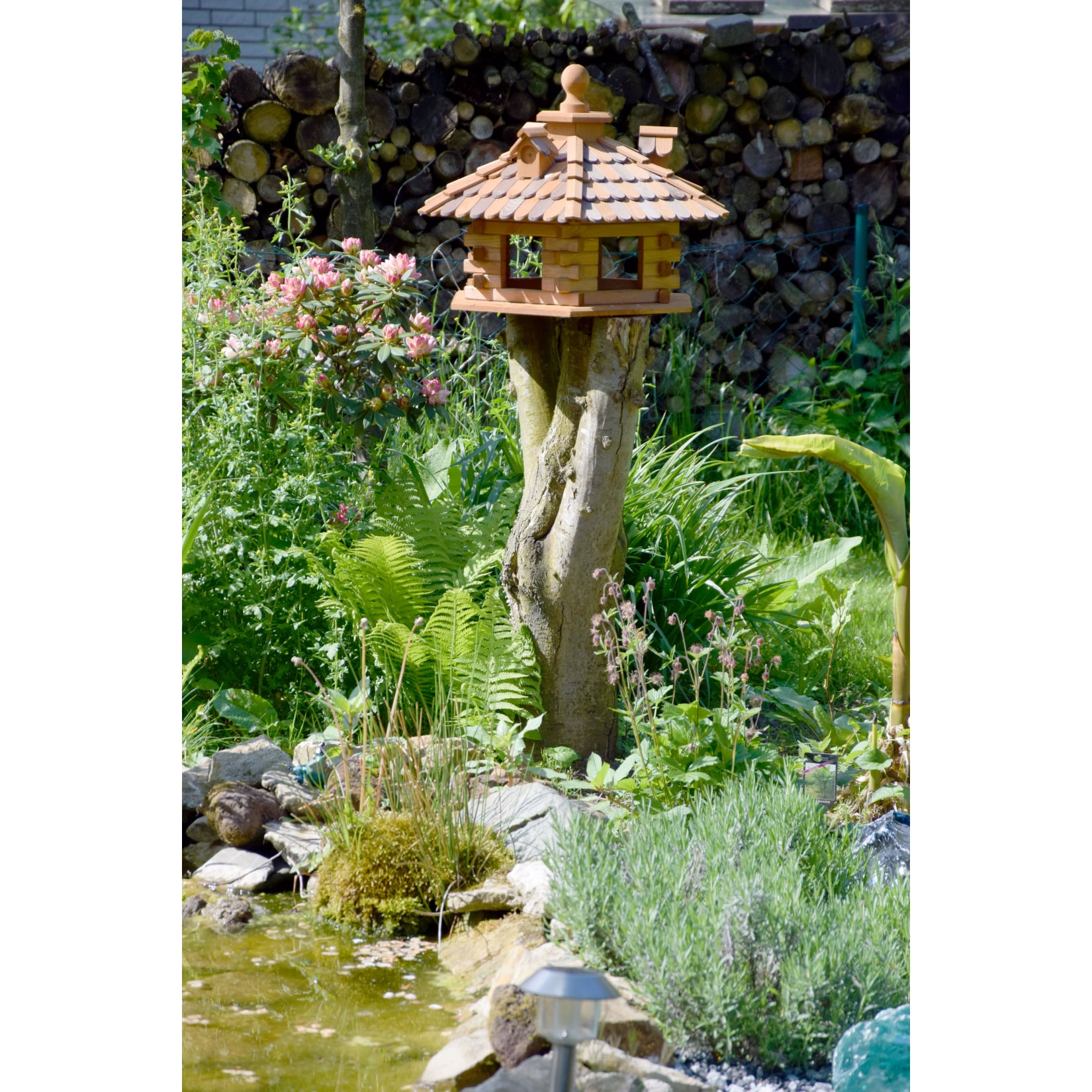 Dobar Rustikales XXL-Vogelfutterhaus im Blockhaus-Stil mit dekorativem Holzschindeldach, Vogelhaus mit 6 Einflugl&ouml;chern 