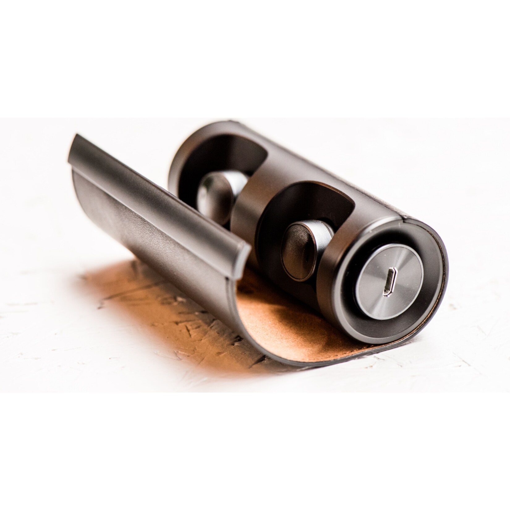 Lenco EPB-450 True Wireless In-Ear Bluetooth Kopfh&ouml;rer inkl. Ledertasche 