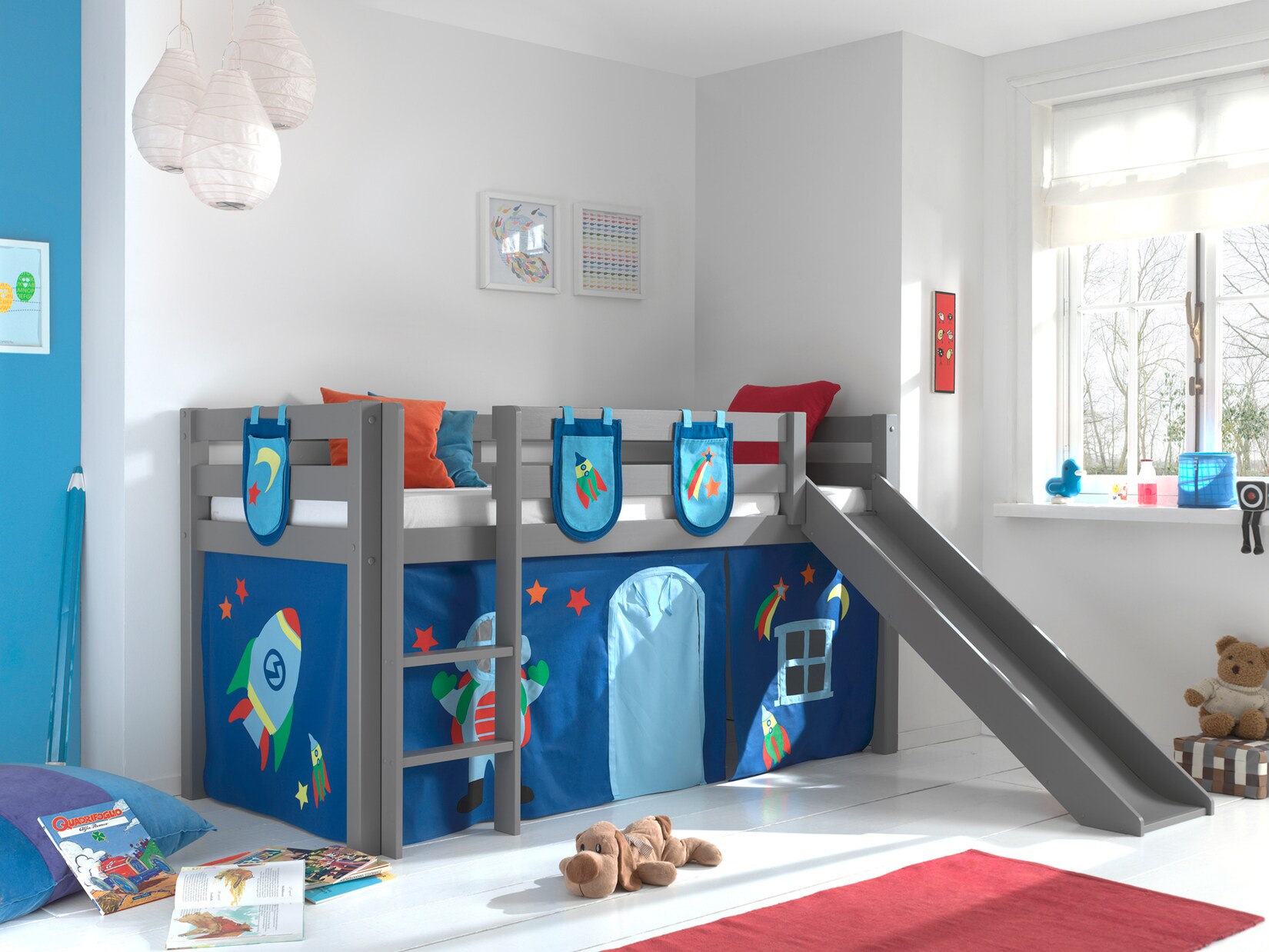 Spielbett Pino inkl. Rutsche mit Textilset Vorhang und 3 Taschen versch. Designs