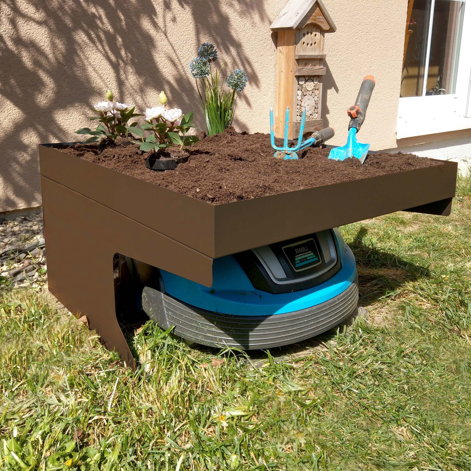 Mähroboter-Garage mit Pflanzkasten -G60, Dach Unterstand für Rasenmäher, Metall 37x60x70cm ~ braun
