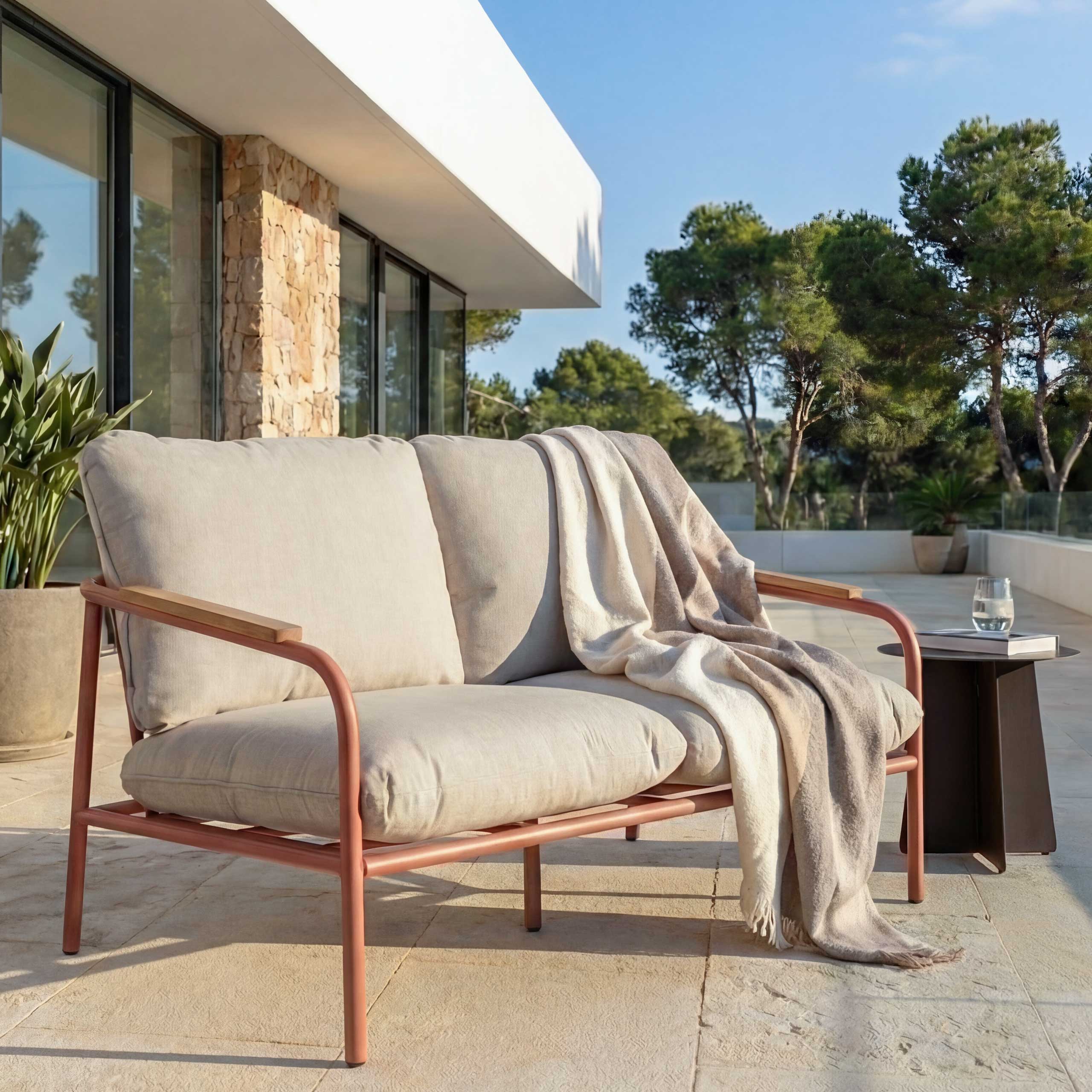 Aluminium-Gartenbank MCW-O11, Outdoor 2-Sitzer Sitzbank Sofa, Olefin Stoff (205 g/m&sup2;) 125cm ~ terrakotta Polster beige 