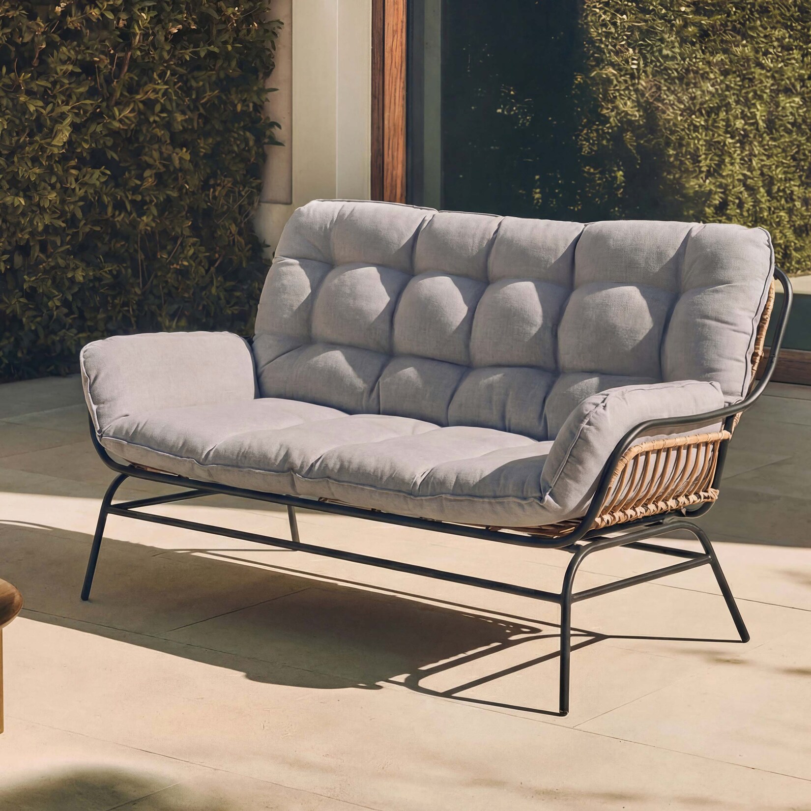 2er-Sofa -P75, Gartensofa Gartenbank Couch 2-Sitzer, Stoff /m² Poly-Rattan Metall ~ dunkelgrau, Polster hellgrau