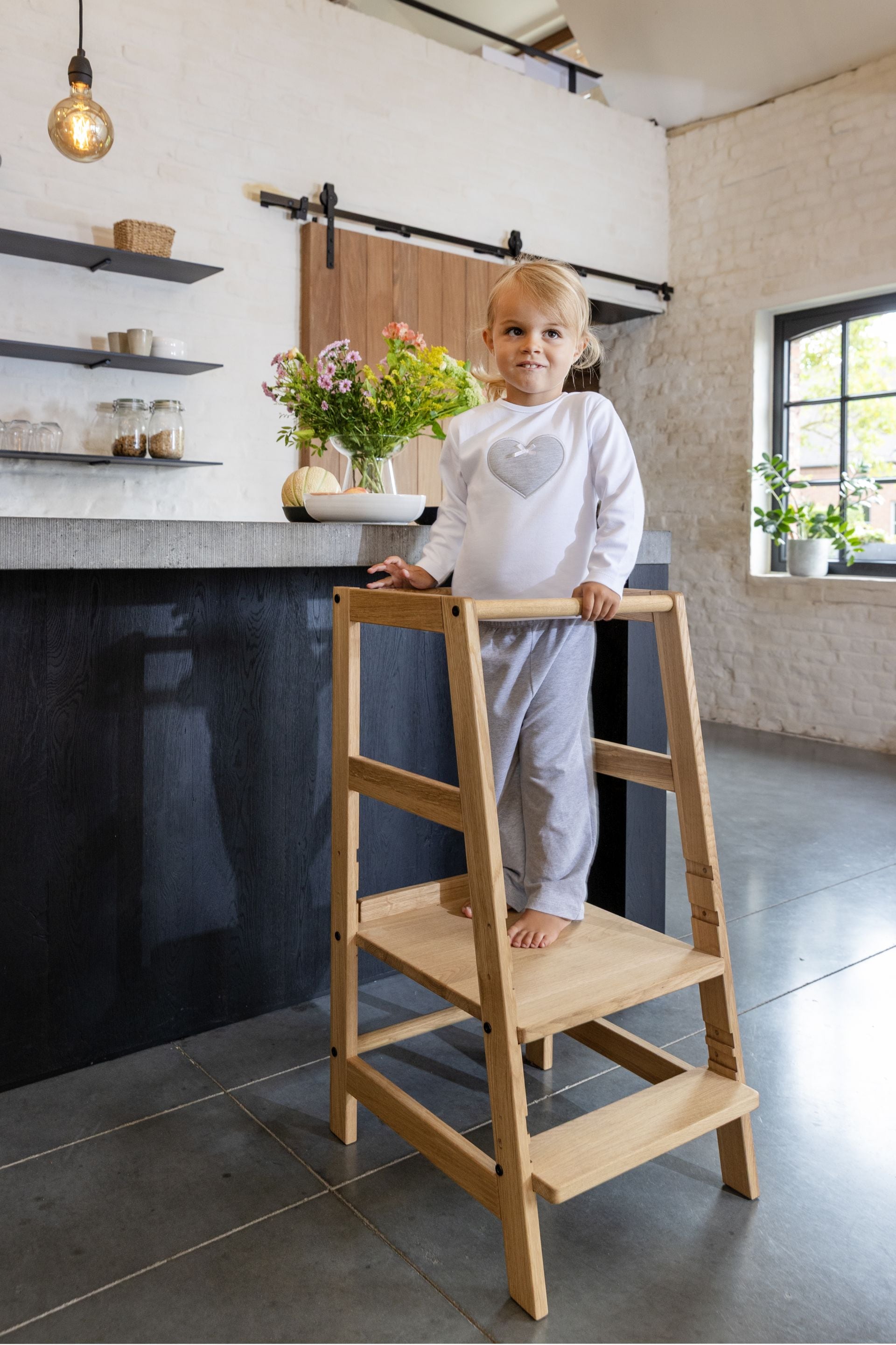 LERNTURM aus massiver Eiche, Trittstufe- und Stehfl&auml;che 3-fach h&ouml;henverstellbar, Oberfl&auml;che natur ge&ouml;lt 