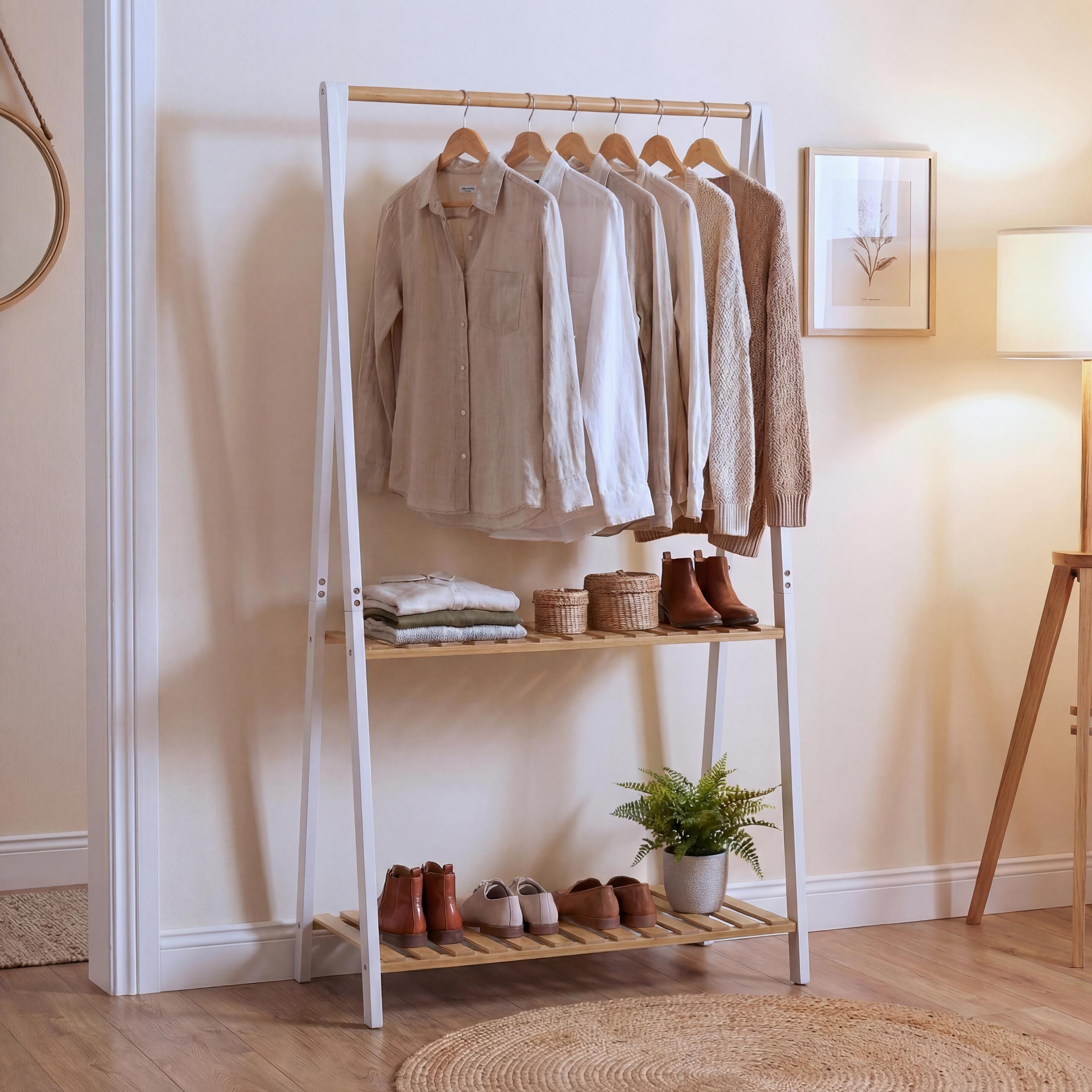 Bambus Standgarderobe MCW-Q32, Garderobenst&auml;nder Kleiderst&auml;nder Schuhregal, Stange 2 Ablagen 130x70x44cm ~ natur-wei&szlig; 