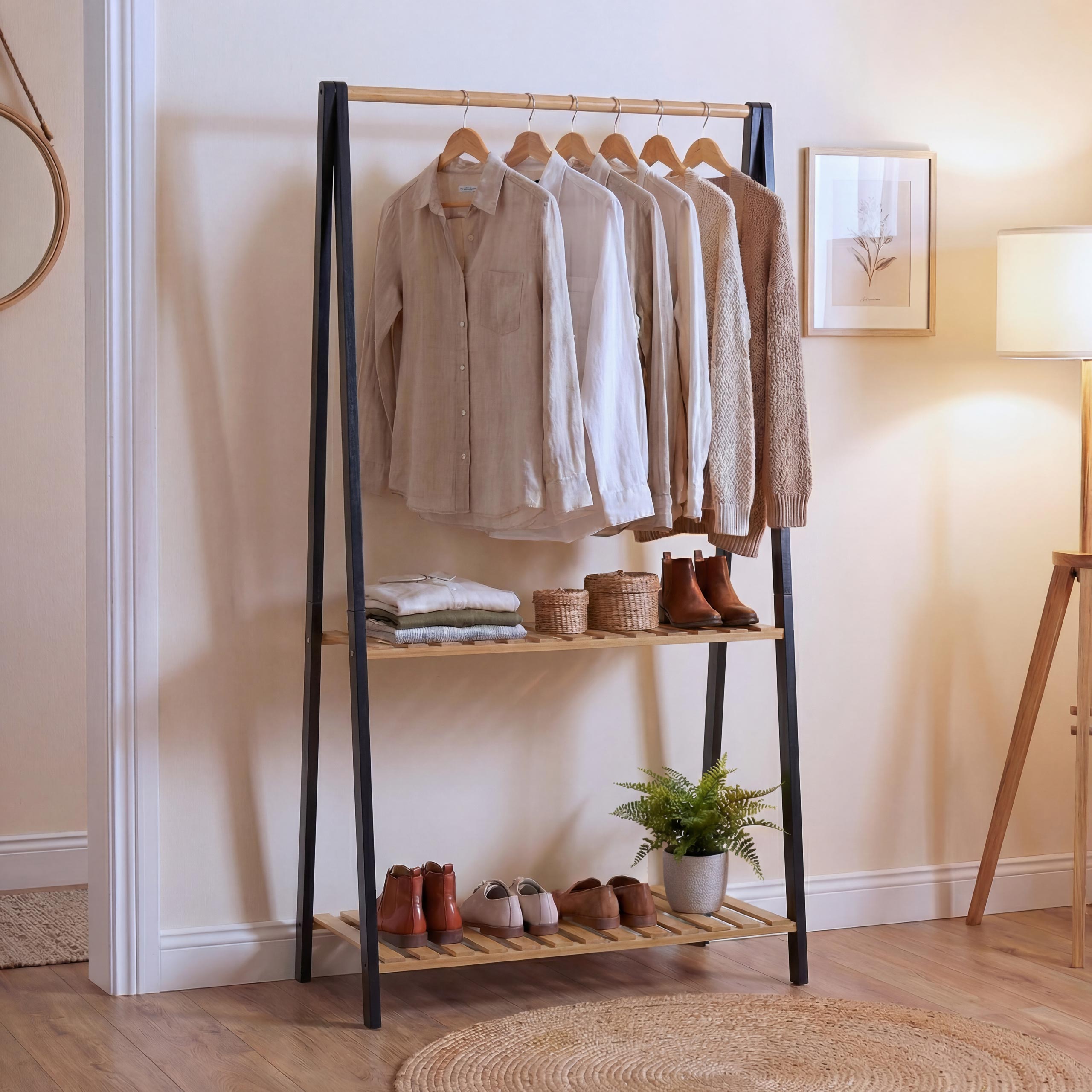Bambus Standgarderobe MCW-Q32, Garderobenst&auml;nder Kleiderst&auml;nder Schuhregal, Stange 2 Ablagen 130x70x44cm ~ natur-schwarz 