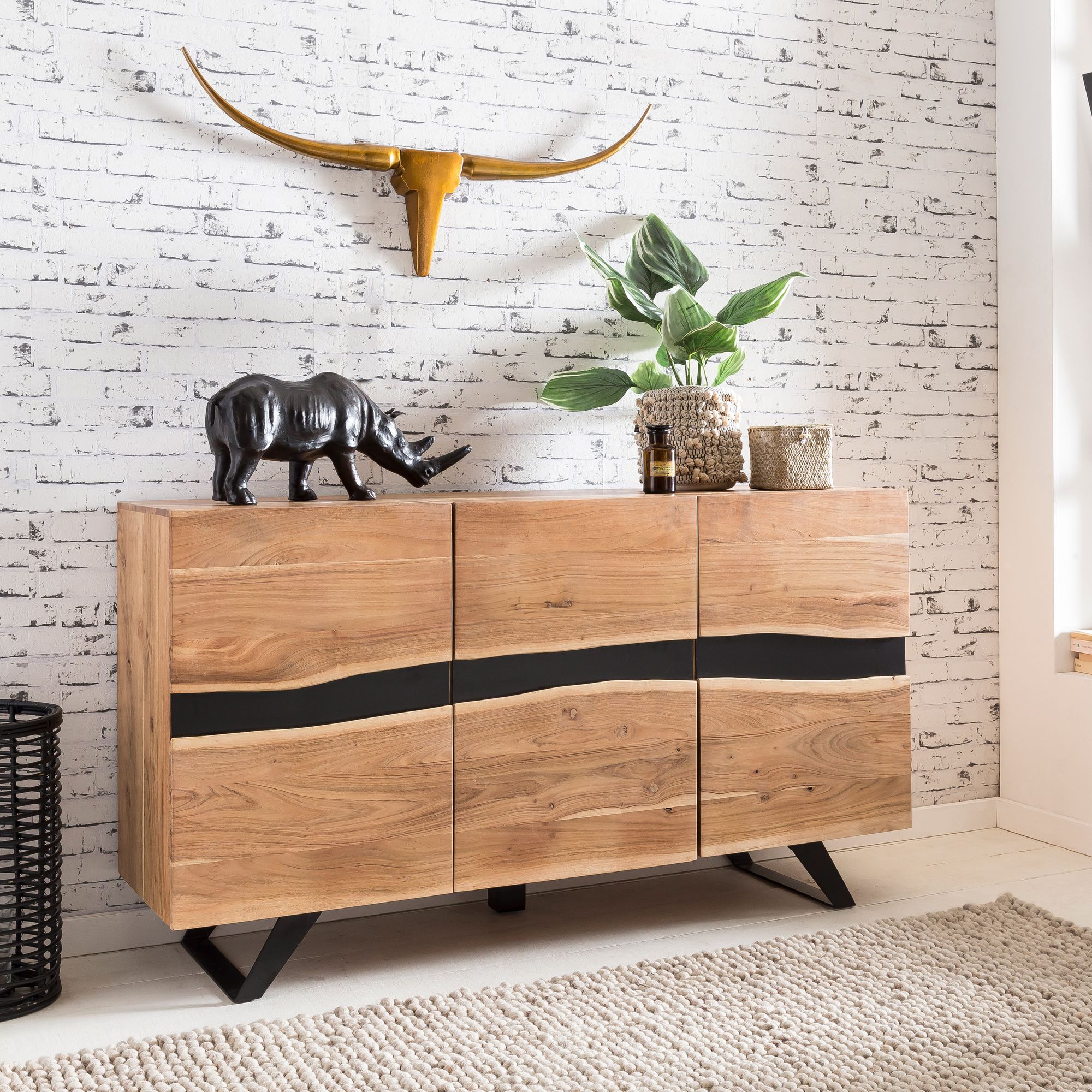 Massivholz Sideboard 150cm Akazie Natur Kommode mit 3 T&uuml;ren Baumkante Metall schwarz 