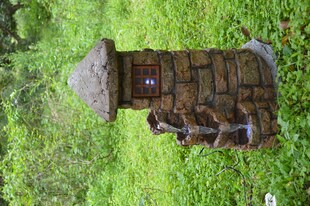 Brunnen Holz Stein Optik Wasserspiel Springbrunnen Kaskaden Dekobrunnen Garten 