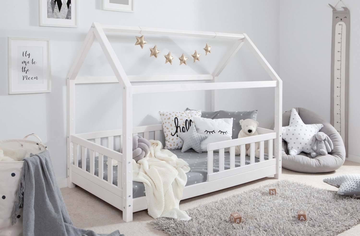TiCAA TiCAA Kinderbett Hausbett Kay 90x200 cm, 100x200 cm, 120x200 cm, 140x200 f&uuml;r Jungen & M&auml;dchen, inkl. Rolllattenrost, Rausfallschutz variabel, Montessori  Bett wei&szlig; aus Kiefer Massivholz 