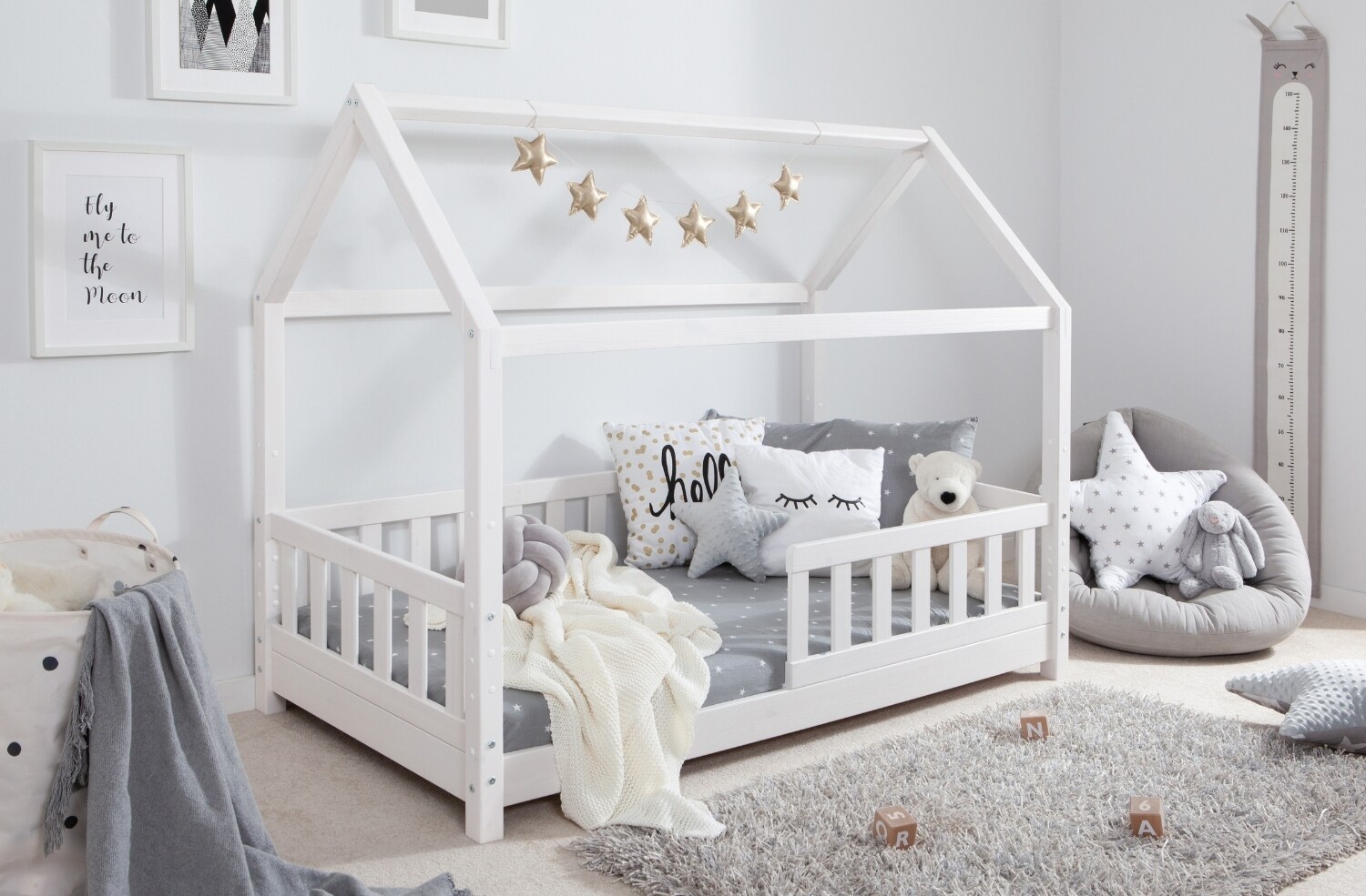 TiCAA TiCAA Kinderbett Hausbett Kay 90x200 cm, 100x200 cm, 120x200 cm, 140x200 f&uuml;r Jungen & M&auml;dchen, inkl. Rolllattenrost, Rausfallschutz variabel, Montessori  Bett wei&szlig; aus Kiefer Massivholz 
