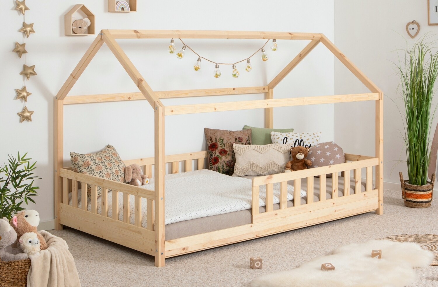 TiCAA TiCAA Kinderbett Hausbett Kay 90x200 cm, 100x200 cm, 120x200 cm, 140x200 für Jungen & Mädchen, inkl. Rolllattenrost, Rausfallschutz …
