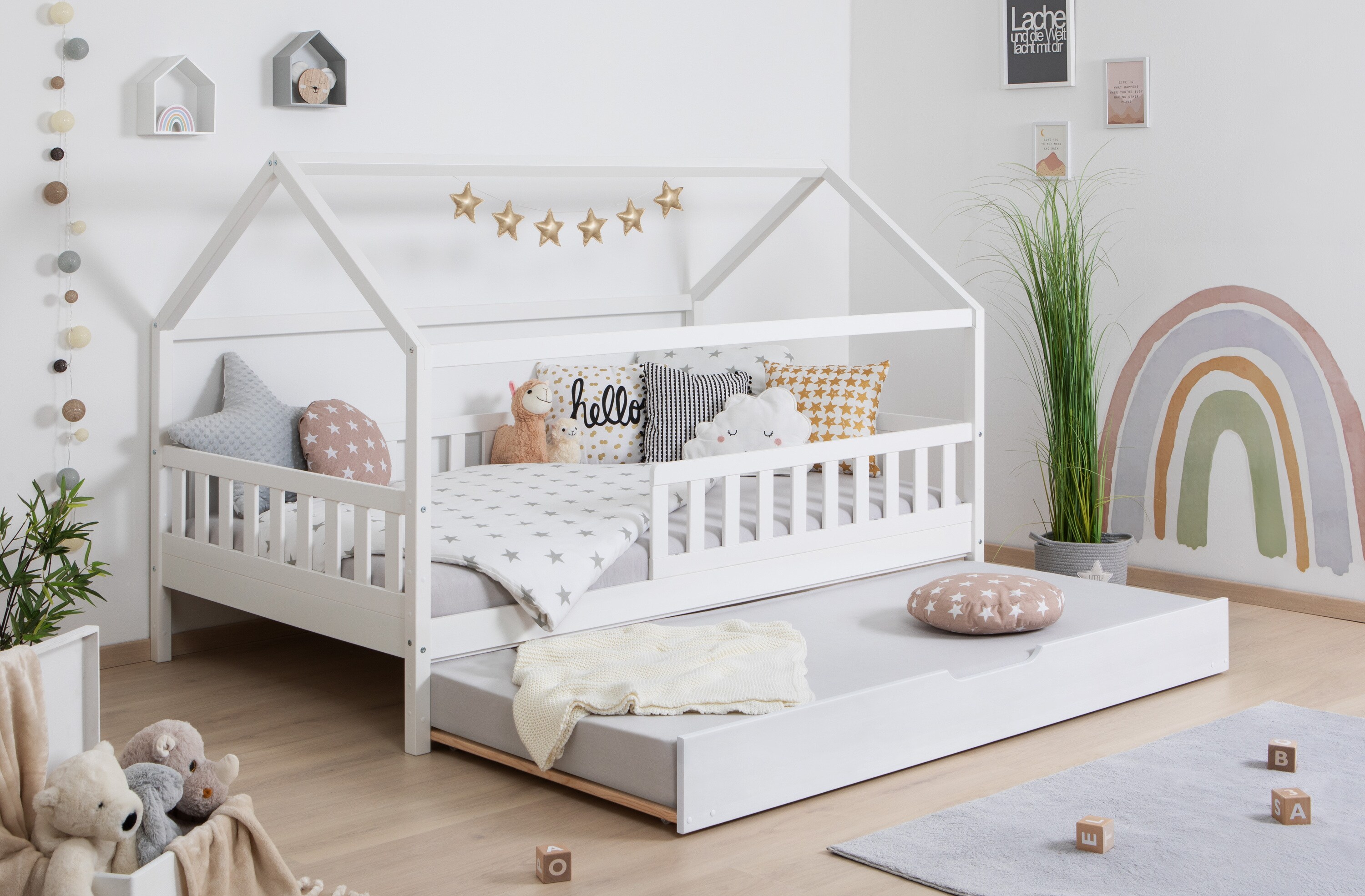 TiCAA TiCAA Kinderbett Hausbett Kay 90x200 cm, 100x200 cm, 120x200 cm, 140x200 f&uuml;r Jungen & M&auml;dchen, inkl. Rolllattenrost, Matratze, Zusatzbett und Rausfallschutz variabel, Montessori  Bett wei&szlig; aus Kiefer Massivholz 