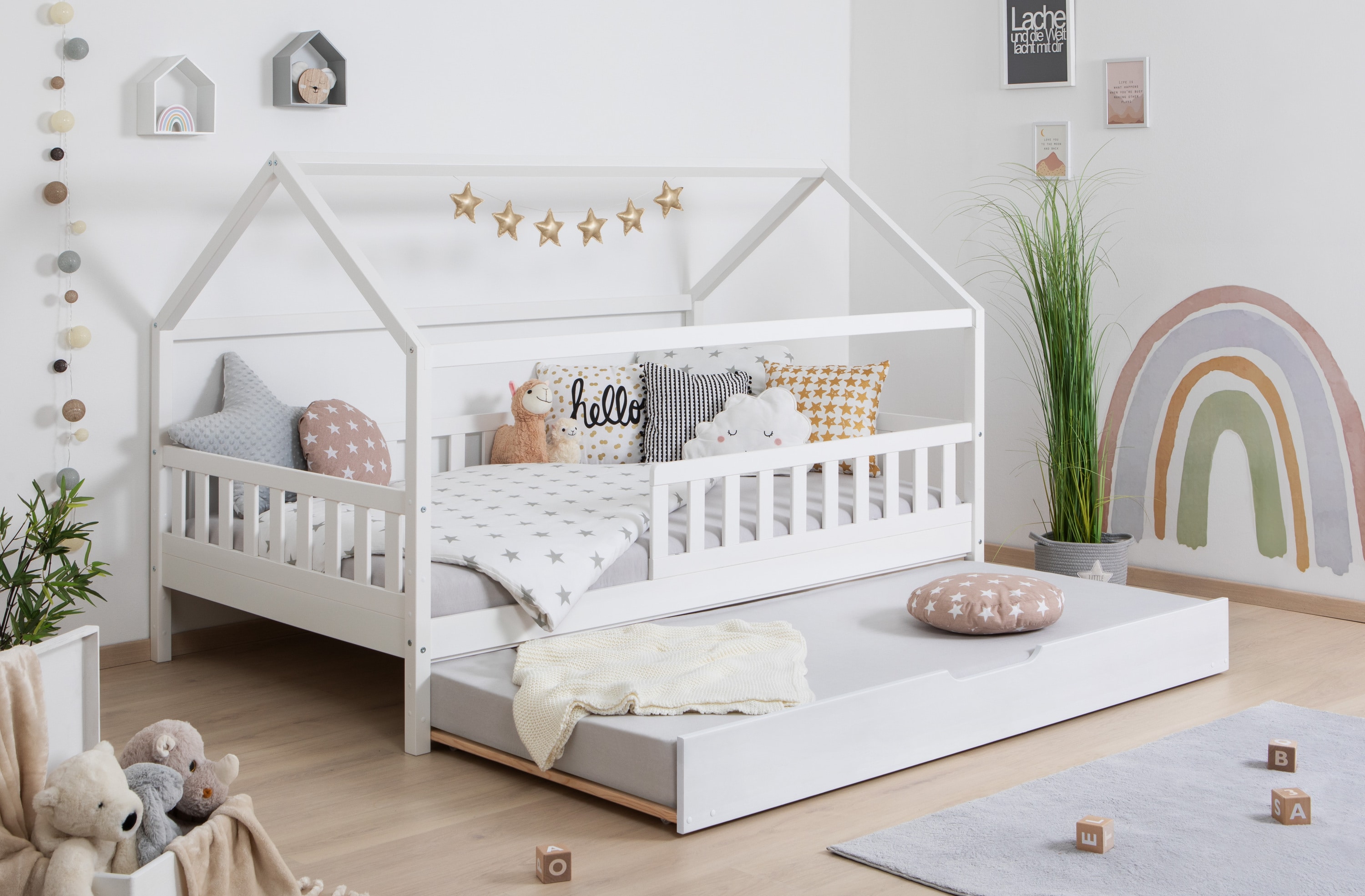 TiCAA TiCAA Kinderbett Hausbett Kay 90x200 cm, 100x200 cm, 120x200 cm, 140x200 f&uuml;r Jungen & M&auml;dchen, inkl. Rolllattenrost, Matratze, Zusatzbett und Rausfallschutz variabel, Montessori  Bett wei&szlig; aus Kiefer Massivholz 