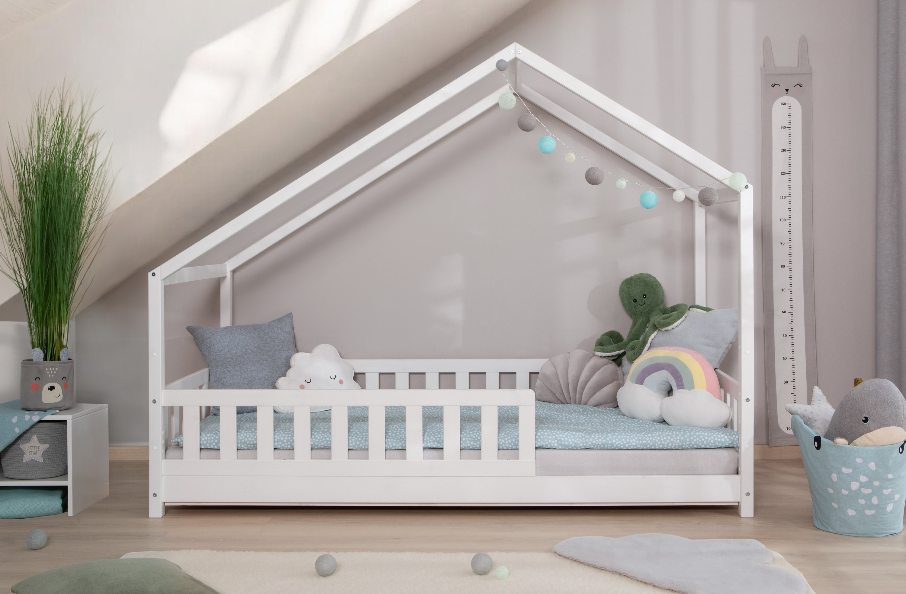 TiCAA TiCAA Hausbett Bodenbett wandelbar mit asymmetrischem Dach "Lou" 90/100/120/140x200 cm f&uuml;r Jungen & M&auml;dchen, inkl. Rolllattenrost & Rausfallschutz, Montessori Bett aus Kiefer Massivholz 