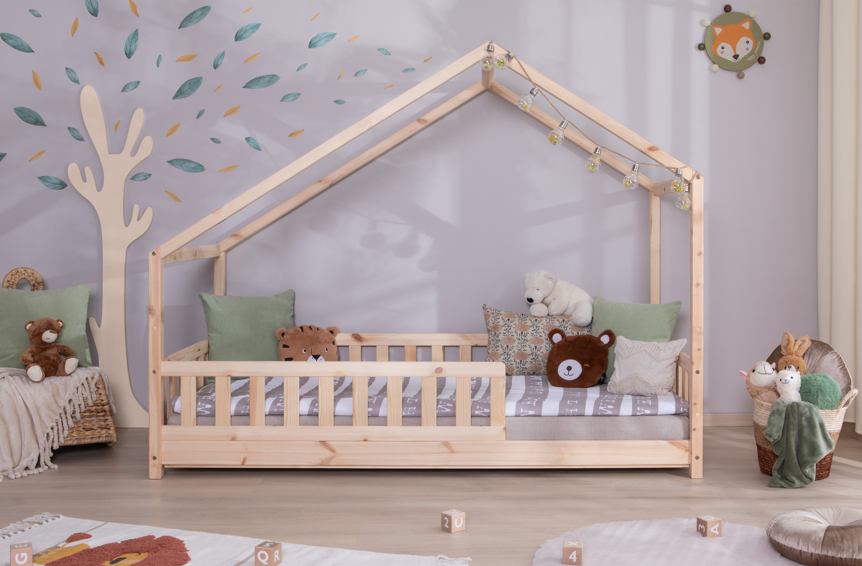 TiCAA TiCAA Hausbett Bodenbett wandelbar mit asymmetrischem Dach "Lou" 90/100/120/140x200 cm f&uuml;r Jungen & M&auml;dchen, inkl. Rolllattenrost & Rausfallschutz, Montessori Bett aus Kiefer Massivholz 