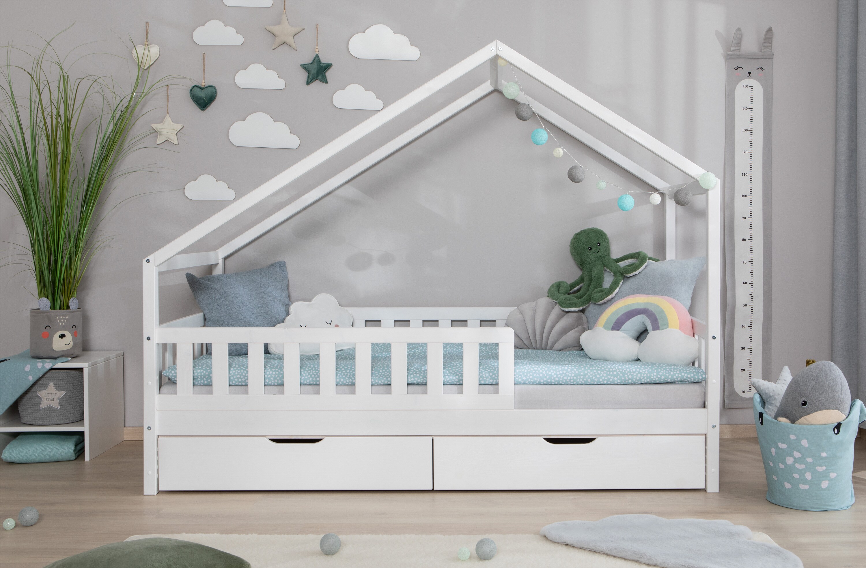 TiCAA TiCAA Hausbett Bodenbett wandelbar mit asymmetrischem Dach "Lou" 90/100/120/140x200 cm f&uuml;r Jungen & M&auml;dchen, inkl. Rolllattenrost, Schubladen & Rausfallschutz, Montessori Bett aus Kiefer Massivholz 