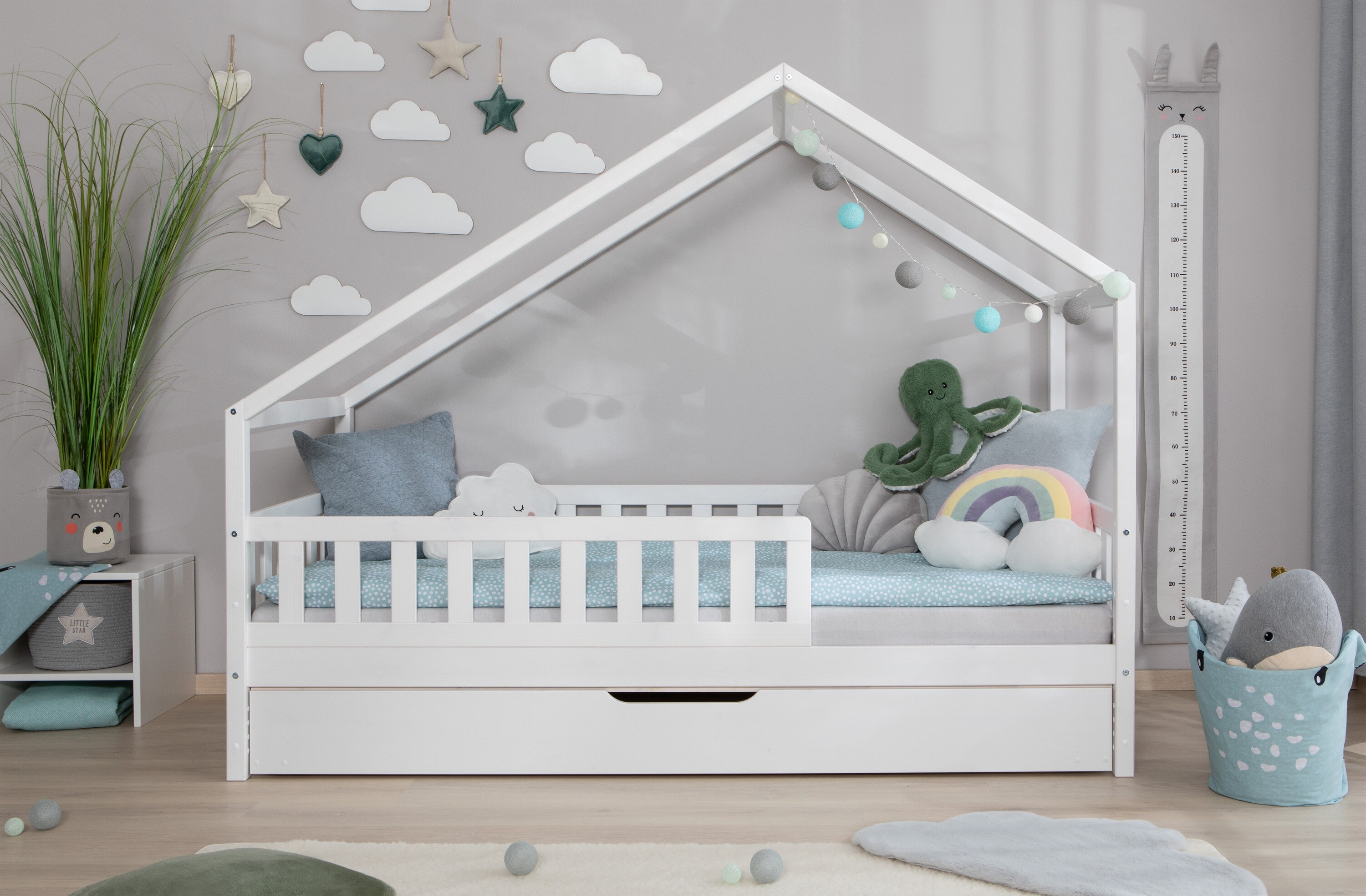 TiCAA TiCAA Hausbett Bodenbett wandelbar mit asymmetrischem "Lou" 90/100/120/140x200 cm f&uuml;r Jungen & M&auml;dchen, inkl. Rolllattenrost, Zusatzbett & Rausfallschutz, Montessori Bett aus Kiefer Massivholz 