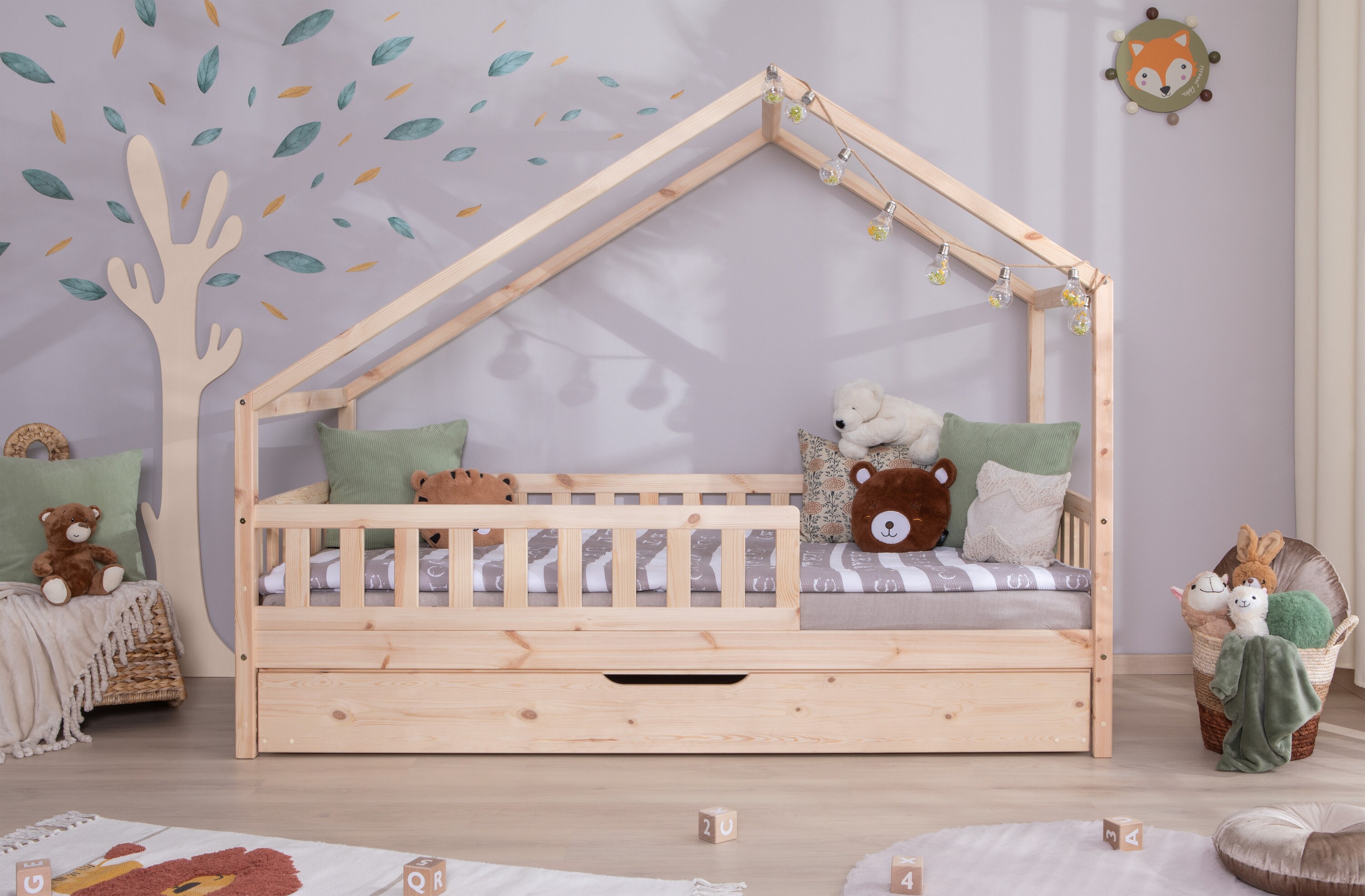 TiCAA TiCAA Hausbett Bodenbett wandelbar mit asymmetrischem "Lou" 90/100/120/140x200 cm f&uuml;r Jungen & M&auml;dchen, inkl. Rolllattenrost, Zusatzbett & Rausfallschutz, Montessori Bett aus Kiefer Massivholz 
