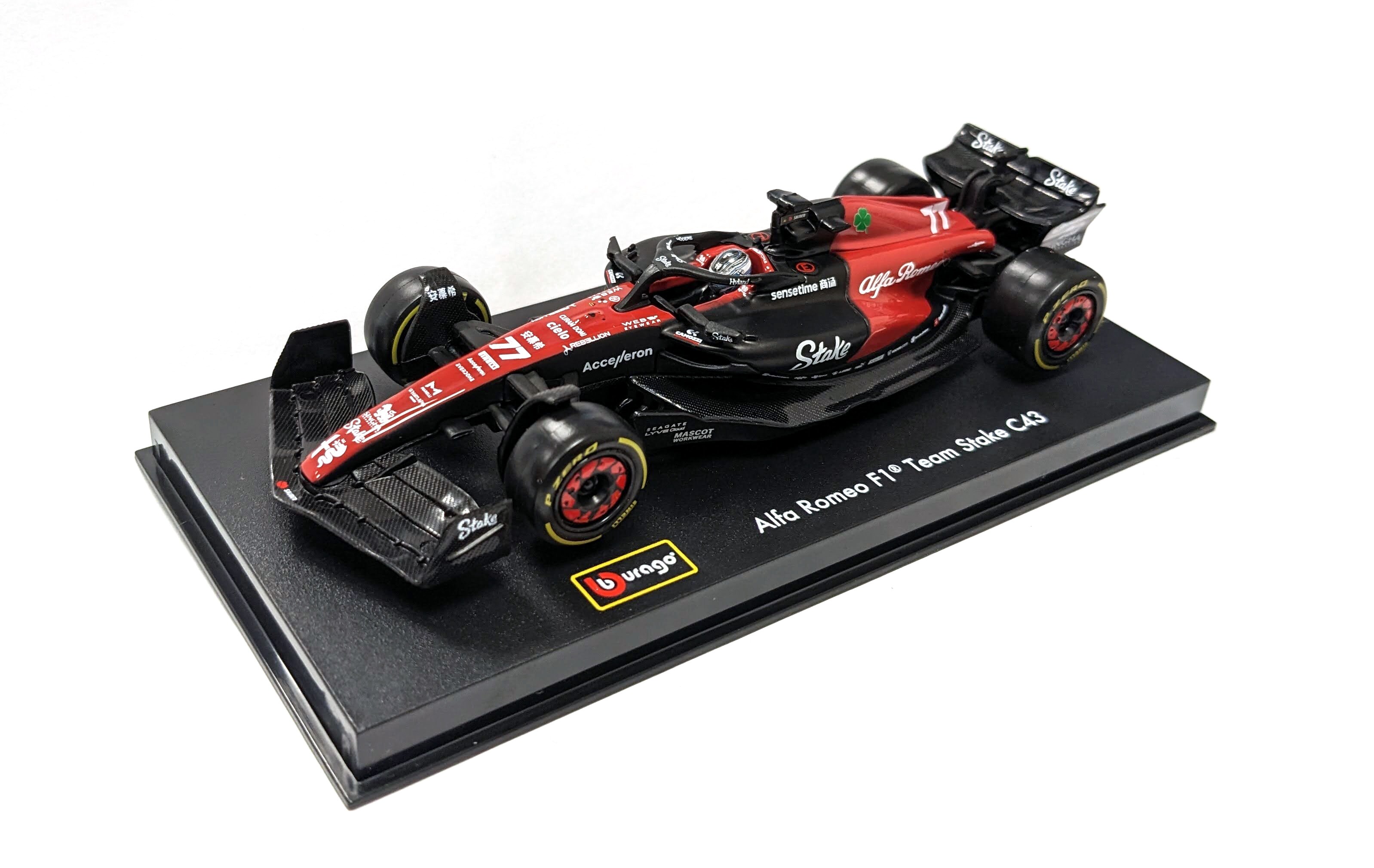 Bburago 18-38086 - Modellauto - F1 Alfa Romeo C43 #77 Bottas (mit Helm, Ma&szlig;stab 1:43) Formel 1 