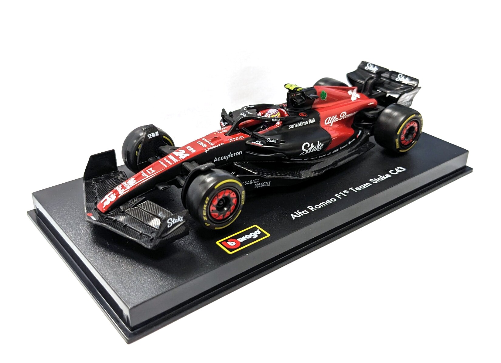 18-38086 - Modellauto - F1 Alfa Romeo C43 #24 Zhou (mit Helm, Maßstab 1:43) Formel 1