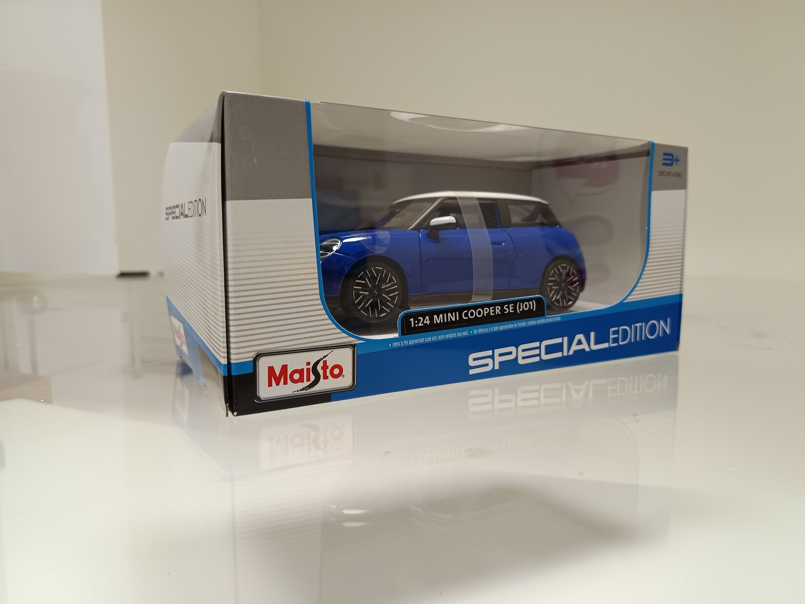 Mini Cooper SE blau 1:24 Modellauto Sammlermodell Elektromobilität Diecast