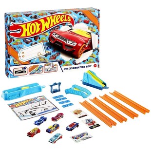 Mattel GWN96 - Hot Wheels - Starterset inkl. 6 Fahrzeuge, Tracks und Rampen, Celebration Box, 1:64 