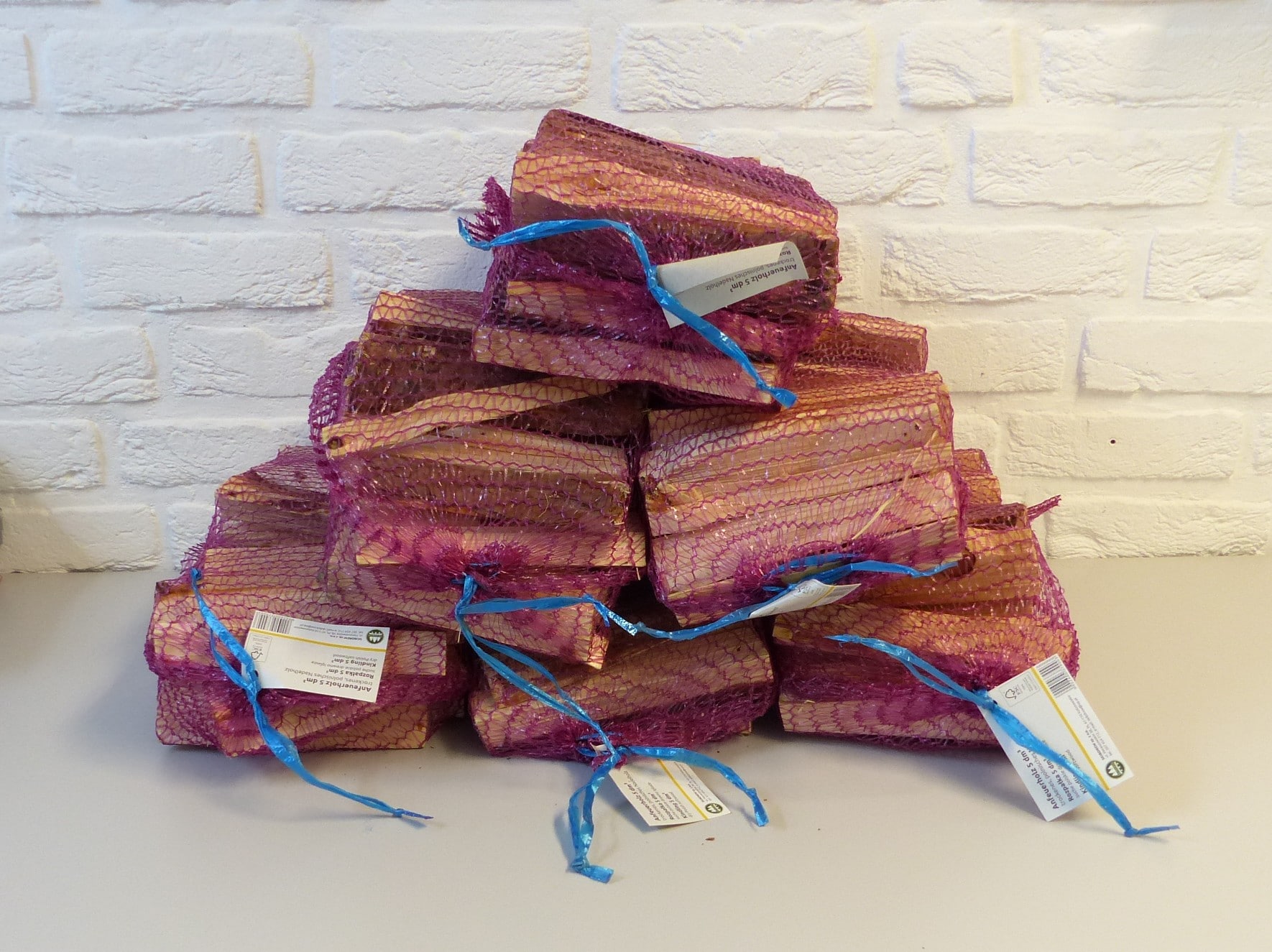 Anfeuerholz 6 x 3 kg Nadelholz &ndash; Ofentrockenes Anz&uuml;ndholz in Netzen f&uuml;r Kamin und Ofen 