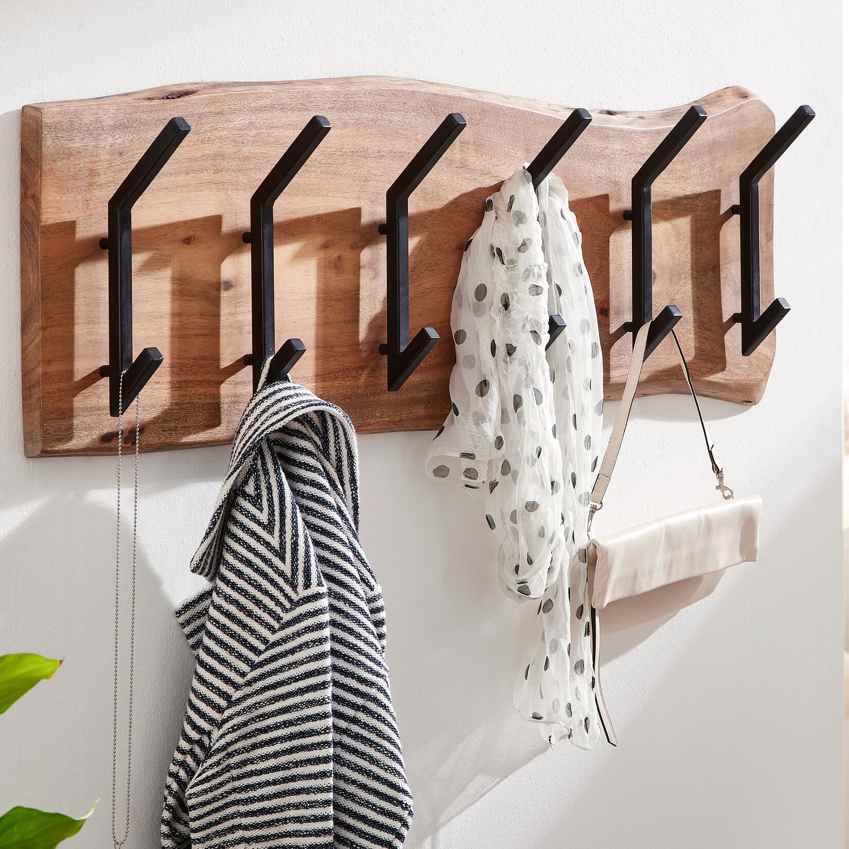 KADIMA DESIGN Massive Akazienholz Wandgarderobe, Baumkanten-Design, 100x29x12.5 cm