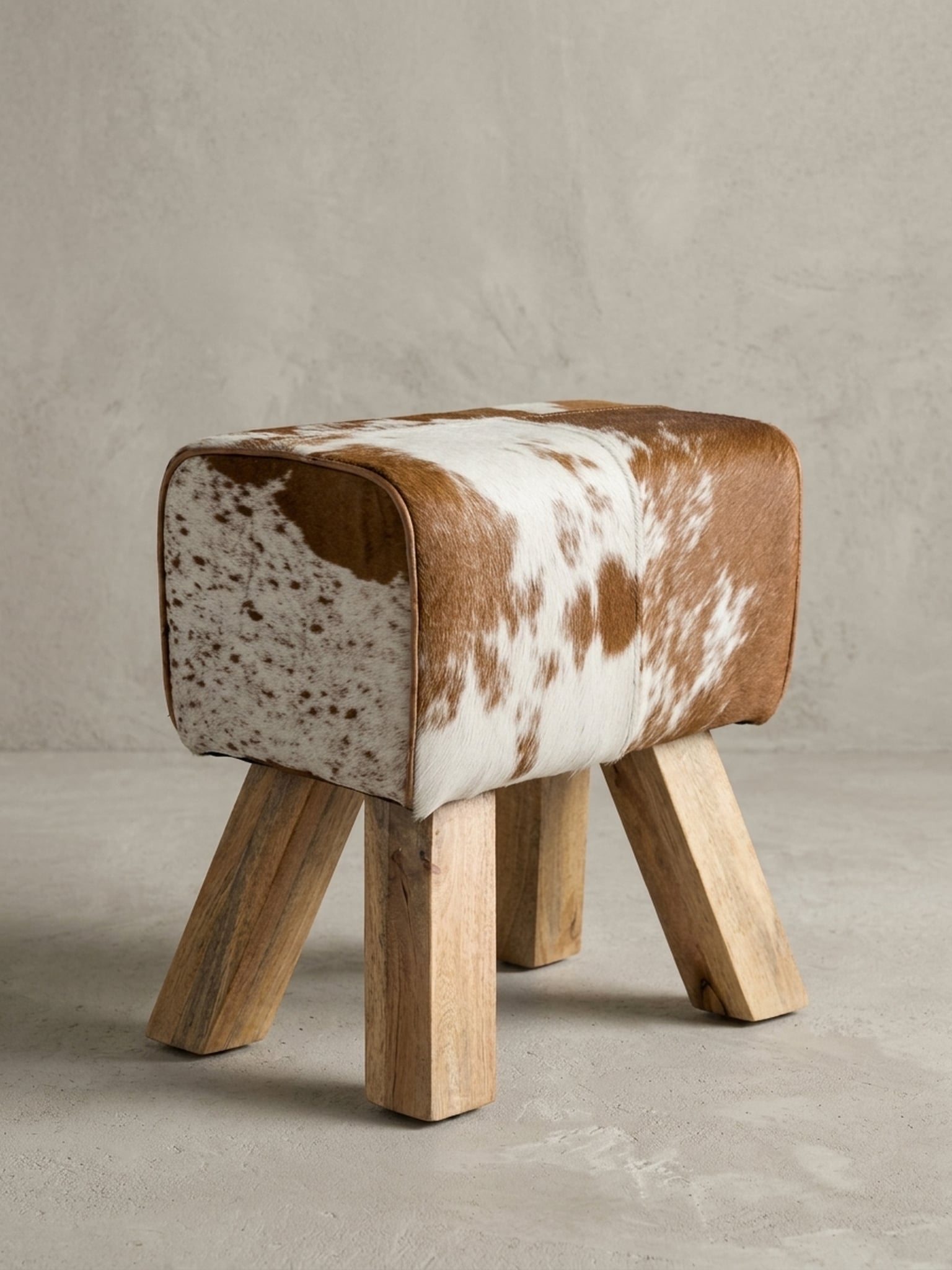 Sitzhocker &ndash; Ziegenfell, 40x30x47 cm, Turnbock-Design, Braun/Wei&szlig; 