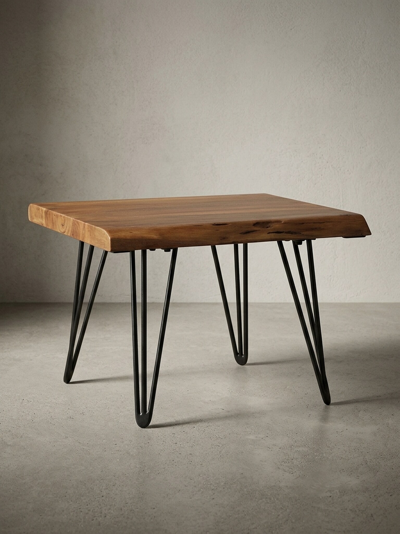 Couchtisch in Braun aus Massivholz mit Baumkante und Metallbeinen, 56x38x51cm 