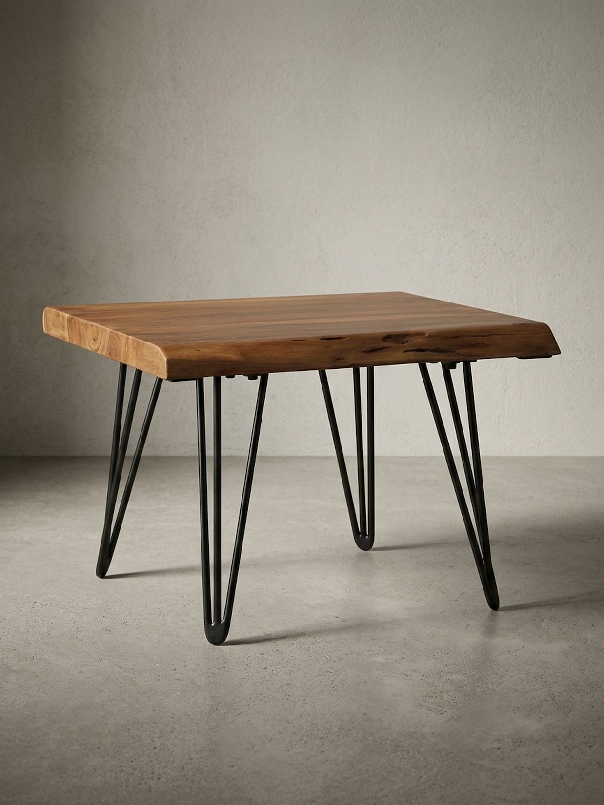Couchtisch in Braun aus Massivholz mit Baumkante und Metallbeinen, 56x38x51cm