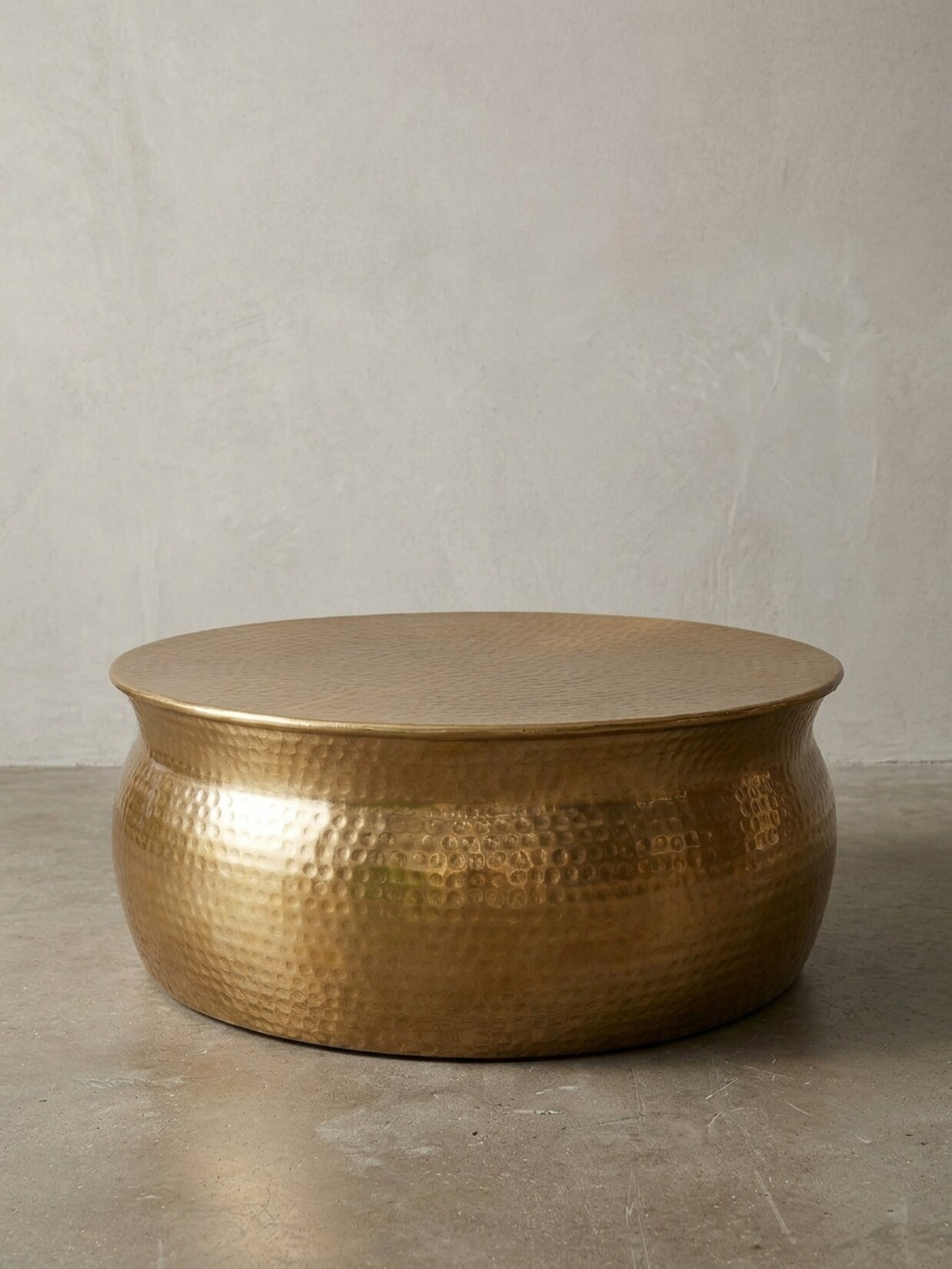 Couchtisch orientalisch rund, flacher Hammerschlag, Metall, Gold 75x75x31 cm