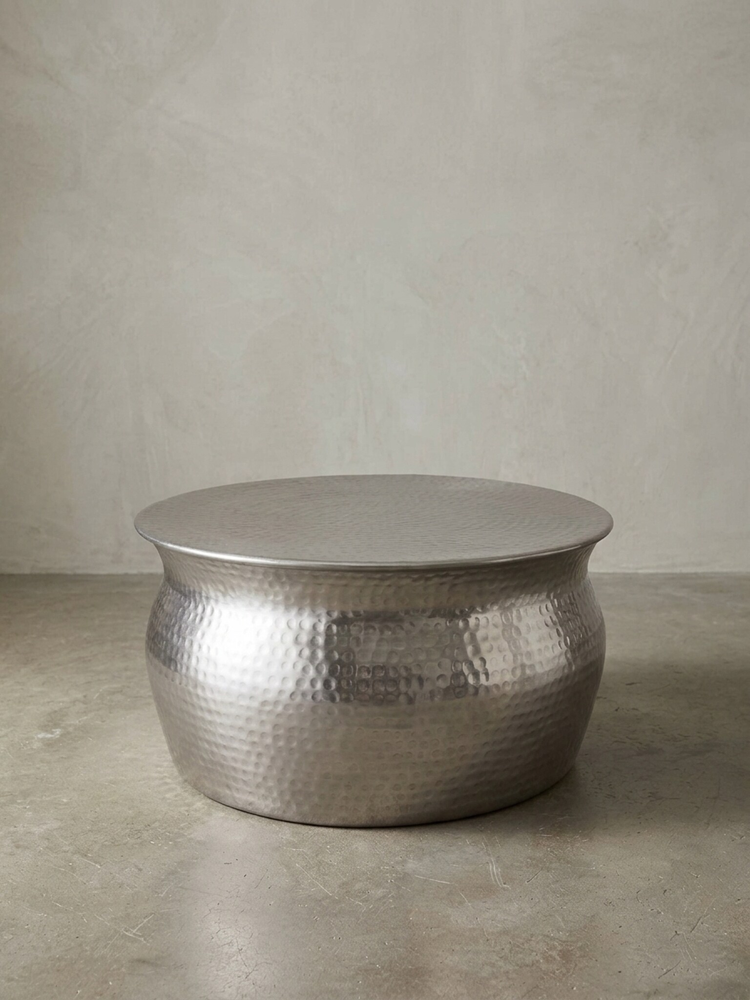 Couchtisch aus Aluminium im orientalischen Stil mit flachem Hammerschlag-Design, Silbern 60x60x30 cm 