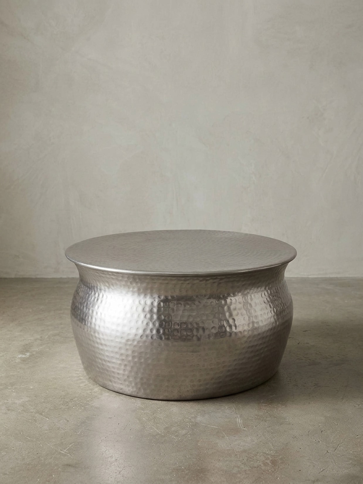 Couchtisch aus Aluminium im orientalischen Stil mit flachem Hammerschlag-Design, Silbern 60x60x30 cm