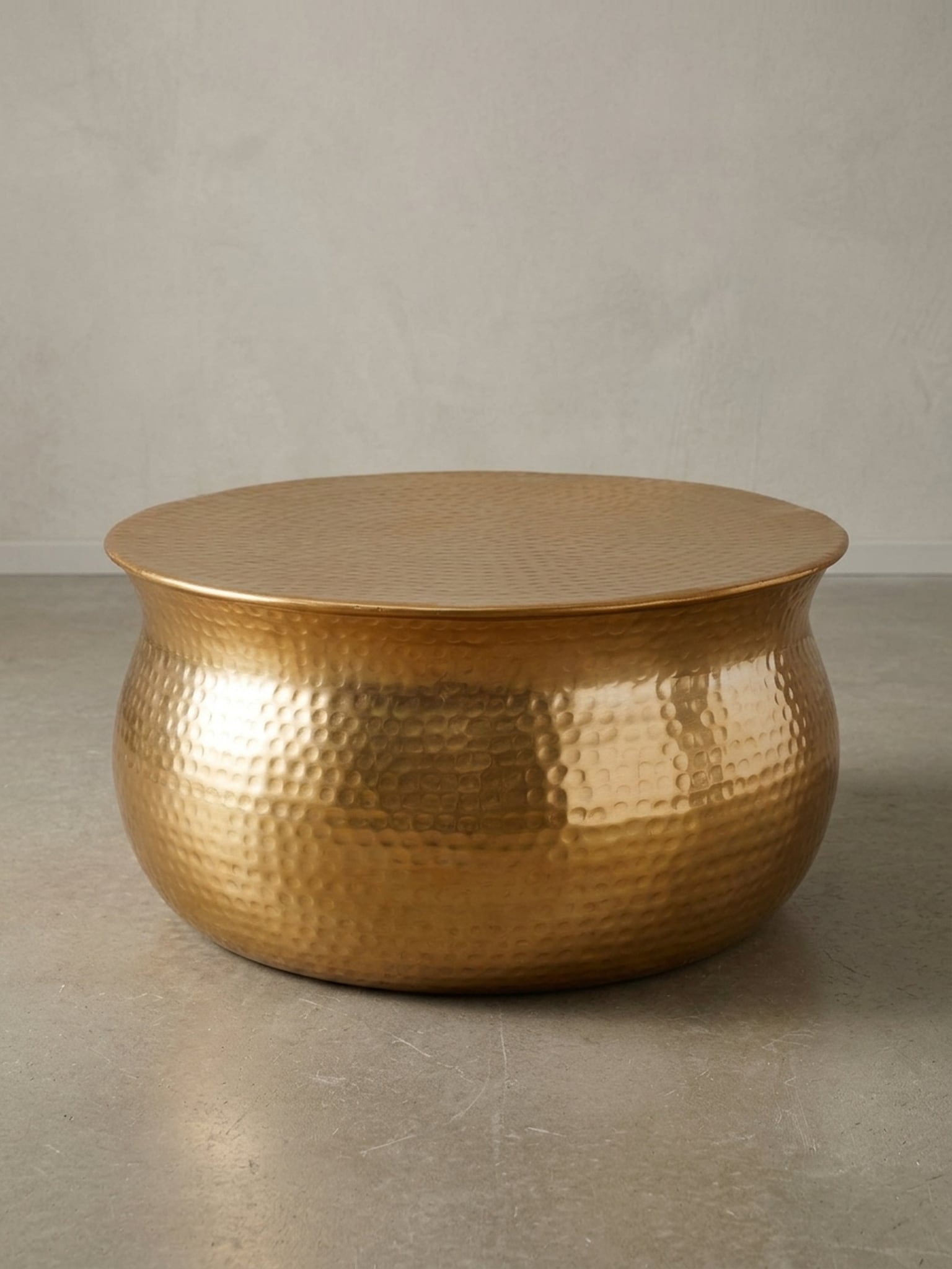 Couchtisch aus Aluminium im orientalischen Stil mit flachem Hammerschlag-Design, Gold 60x60x30 cm 