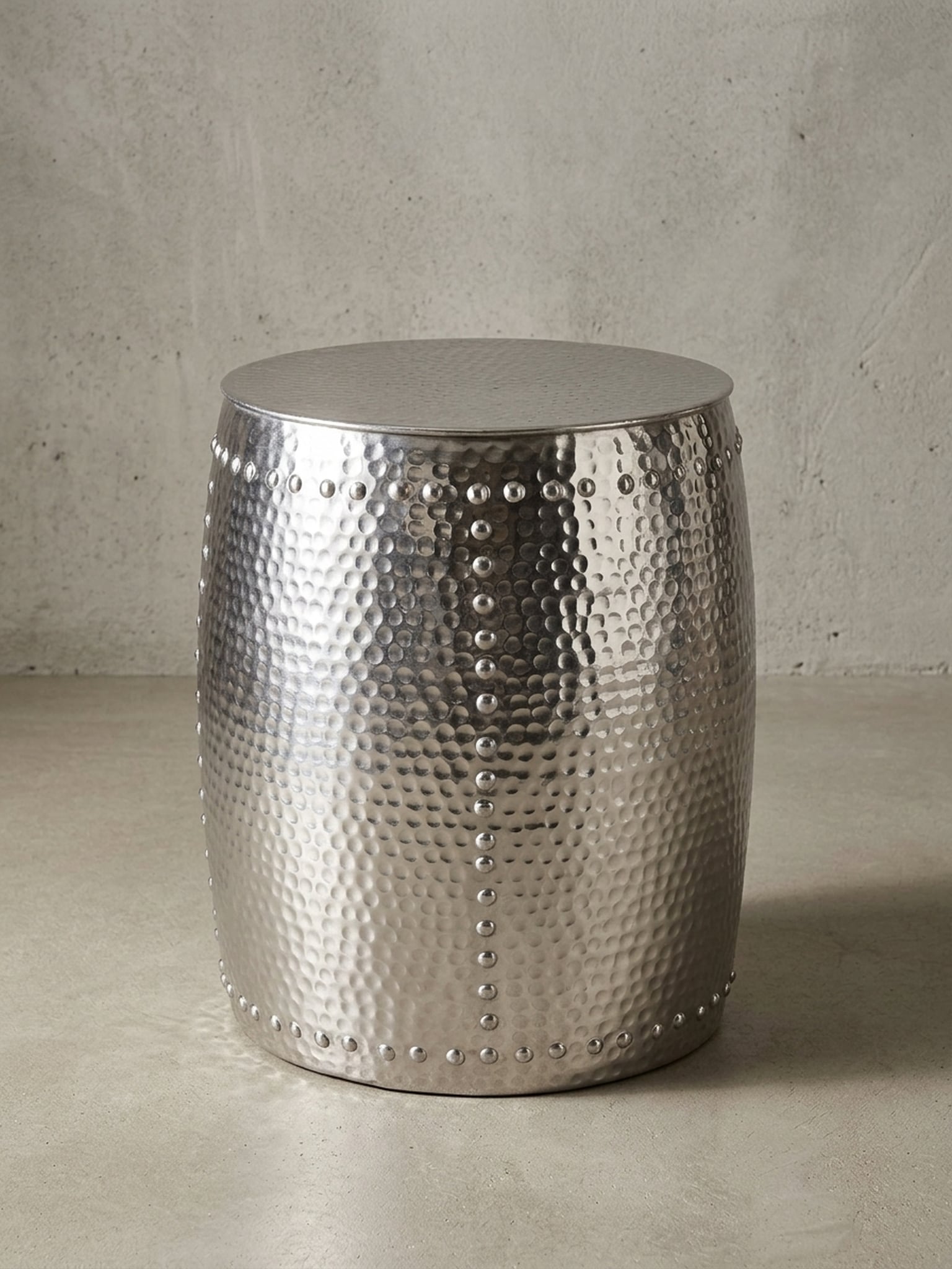 Beistelltisch &ndash; Rund Aluminium Silber Hammerschlag 42x49x42 cm orientalisch klein 