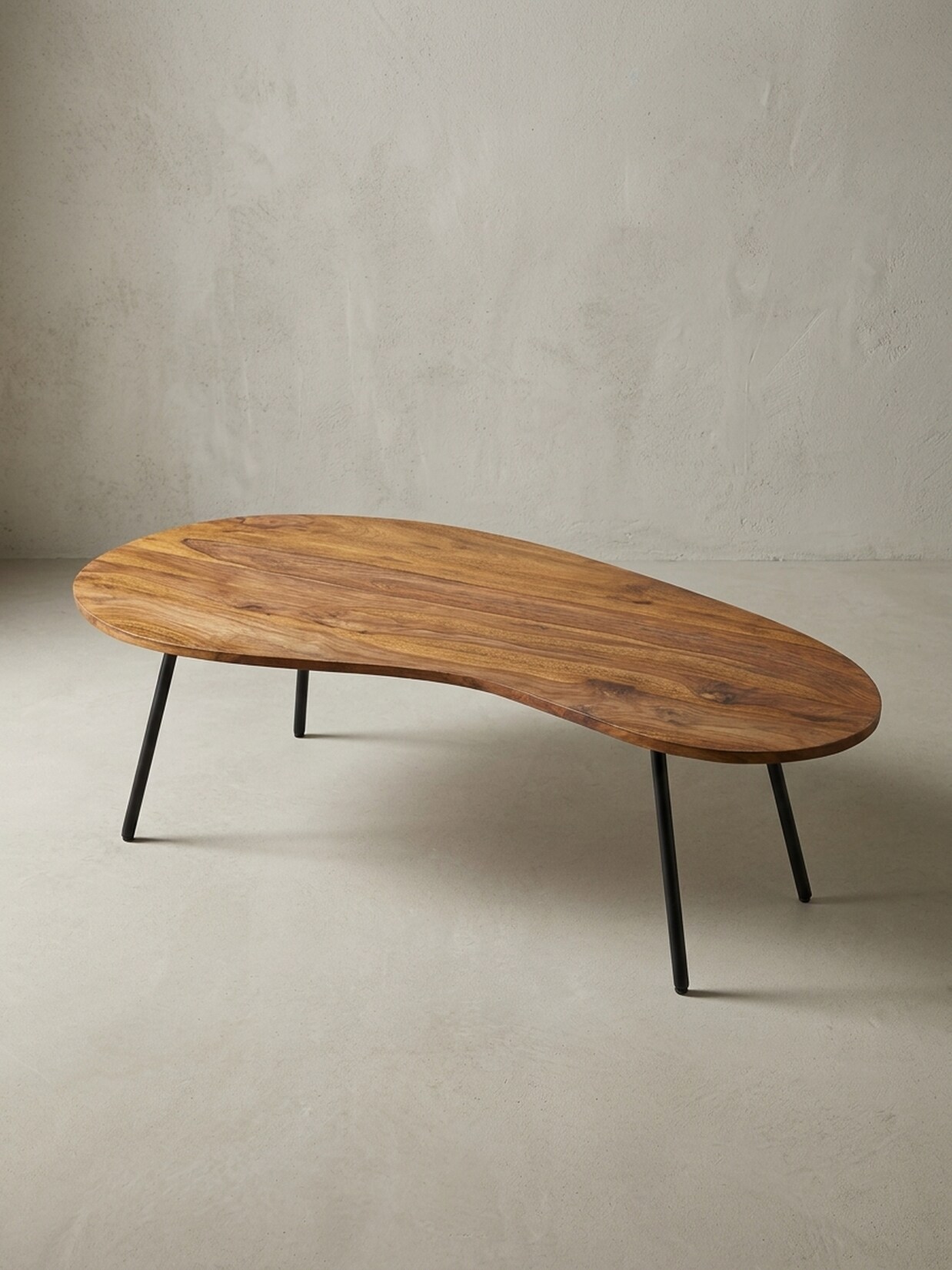 Couchtisch aus Massivholz – organische Form mit Metallbeinen, Dunkelbraun 63x122x36 cm
