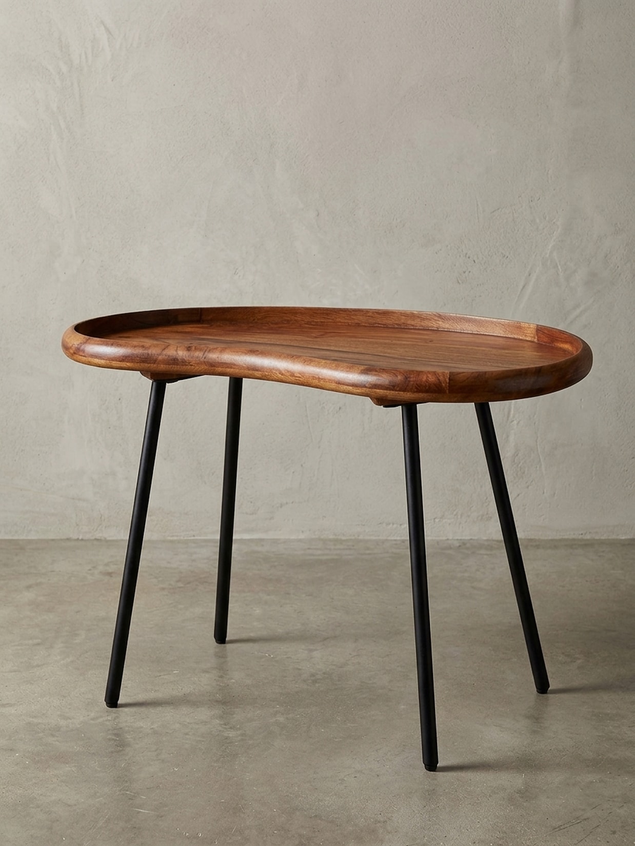 Couchtisch in Nierenform aus Massivholz mit Metallbeinen, Dunkelbraun 40x71x51 cm