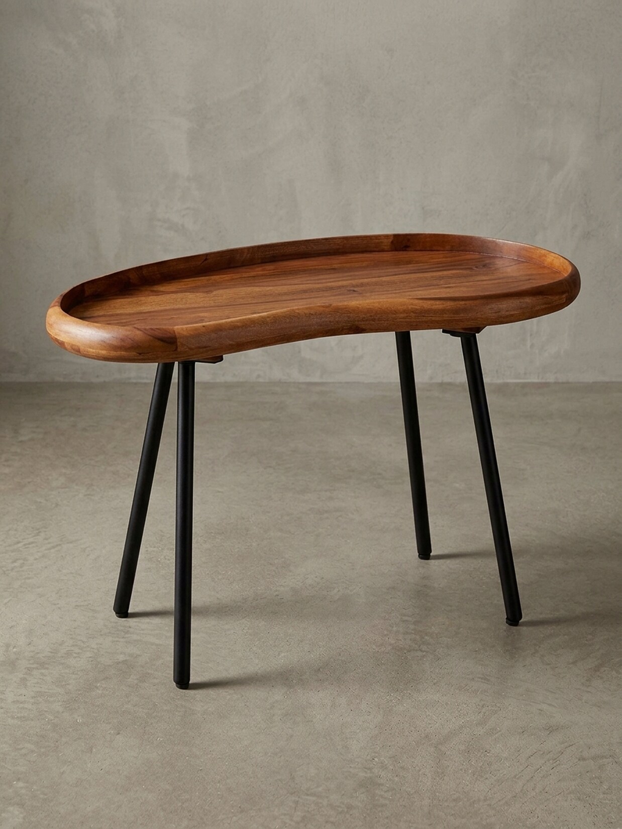 Couchtisch in Nierenform aus Massivholz mit Metallbeinen, Dunkelbraun 40x71x42 cm