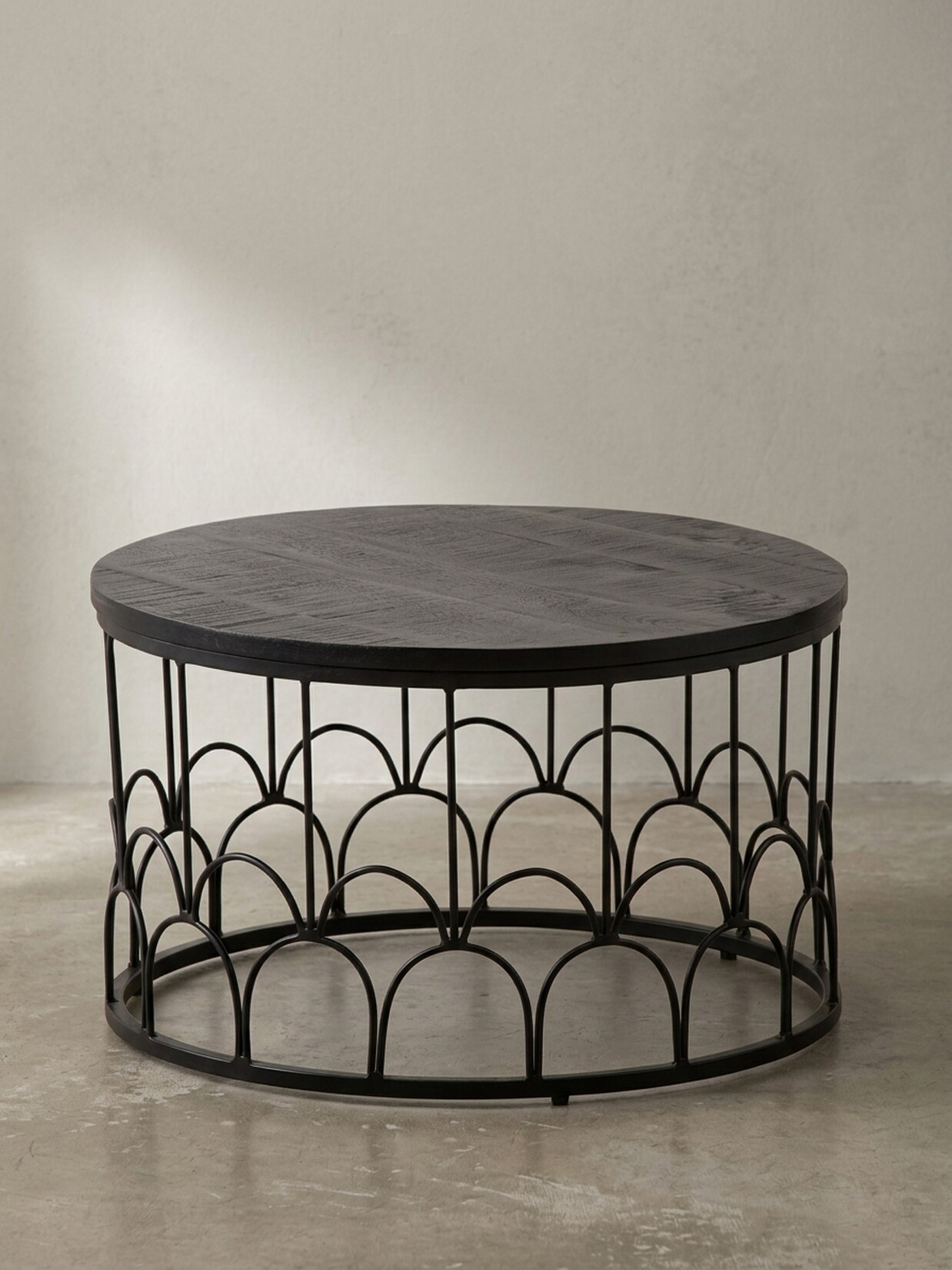 Couchtisch Rund in Schwarz aus Mango Massivholz mit Metallgestell, 60x60x36cm, Industrial Design