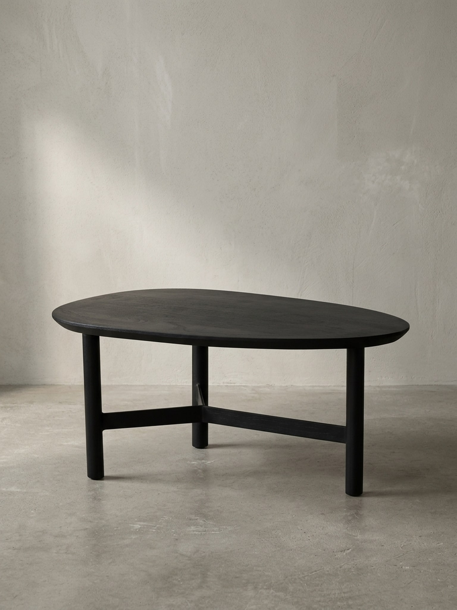 Couchtisch Mango Massivholz in Schwarz, Nierenform, 86x50x37 cm 