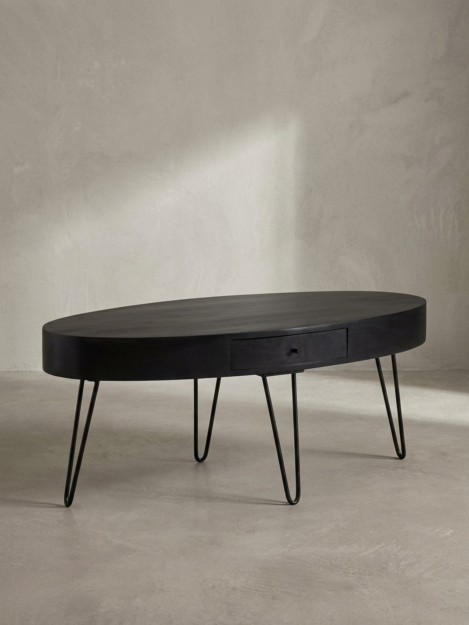 Couchtisch in Mango-Massivholz und Metall, 100x50x40 cm, Oval, mit Schublade, Stauraum und Haarnadelbeinen 