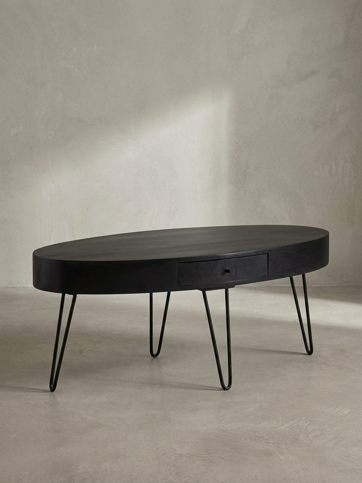 Couchtisch in Mango-Massivholz und Metall, 100x50x40 cm, Oval, mit Schublade, Stauraum und Haarnadelbeinen