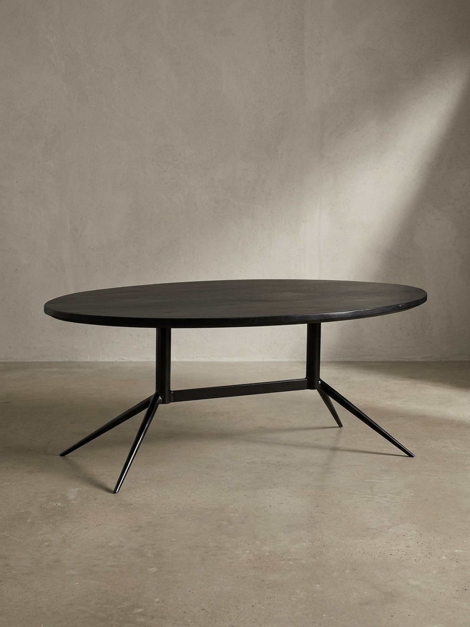 Couchtisch Oval in Schwarz aus Mango Massivholz und Metall, 90x50x35 cm mit nat&uuml;rlicher Holzmaserung 