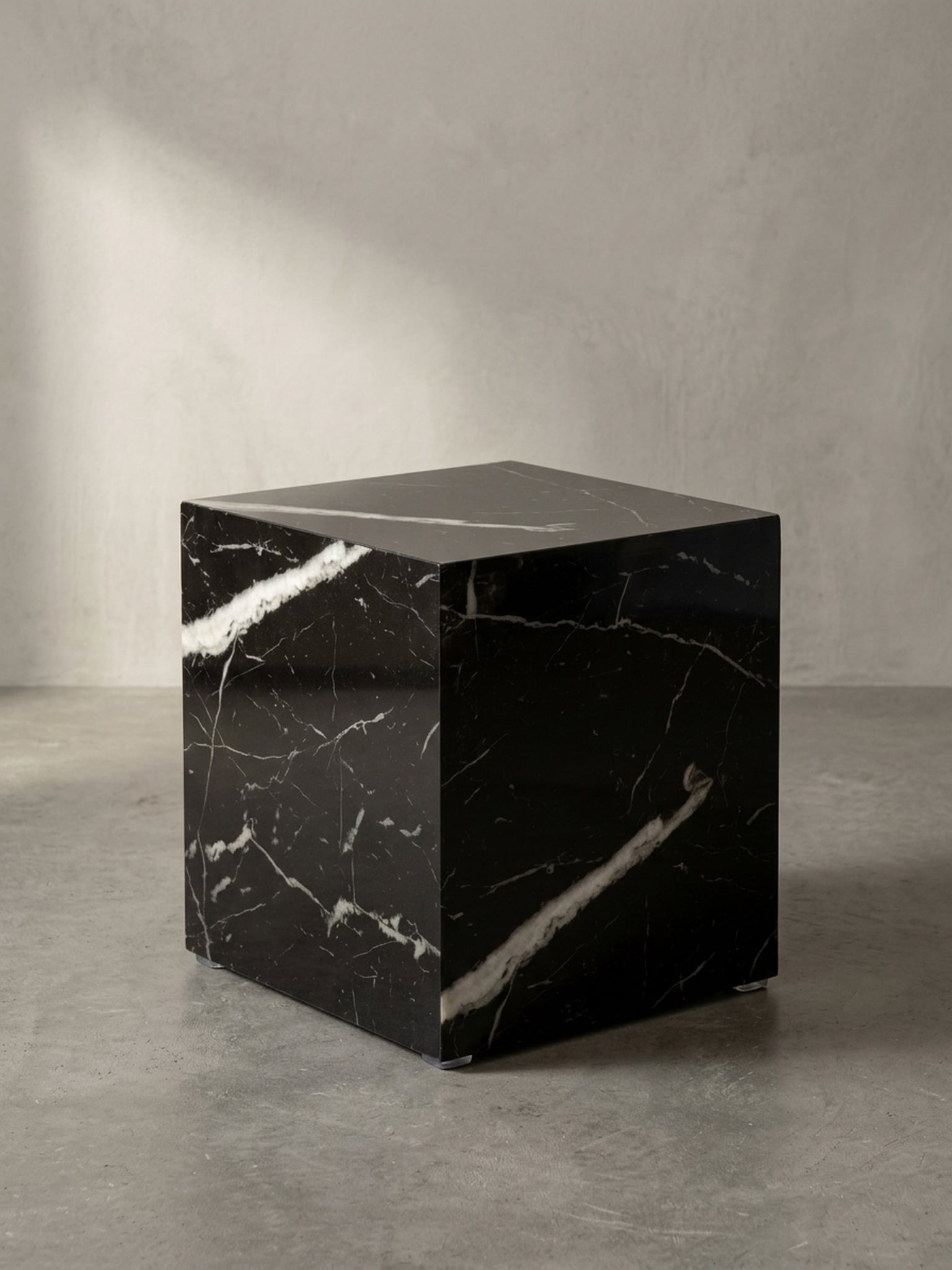 Couchtisch MONOBLOC in Hochglanz mit Marmor-Optik, W&uuml;rfelform, Schwarz 40x40x45 cm 